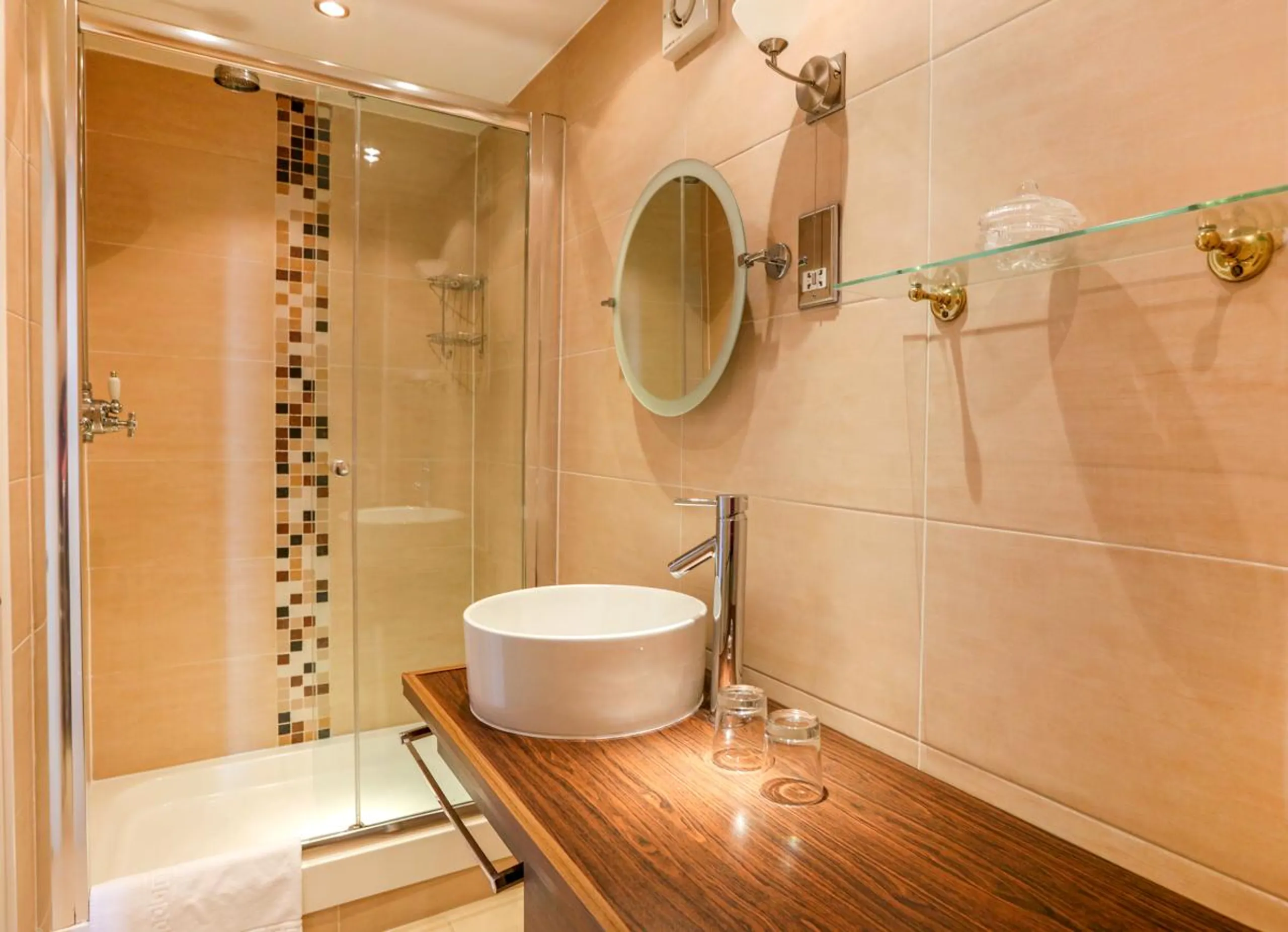 Prestigious 6BR Villa in Edinburgh with High Ceilings — photograph 12