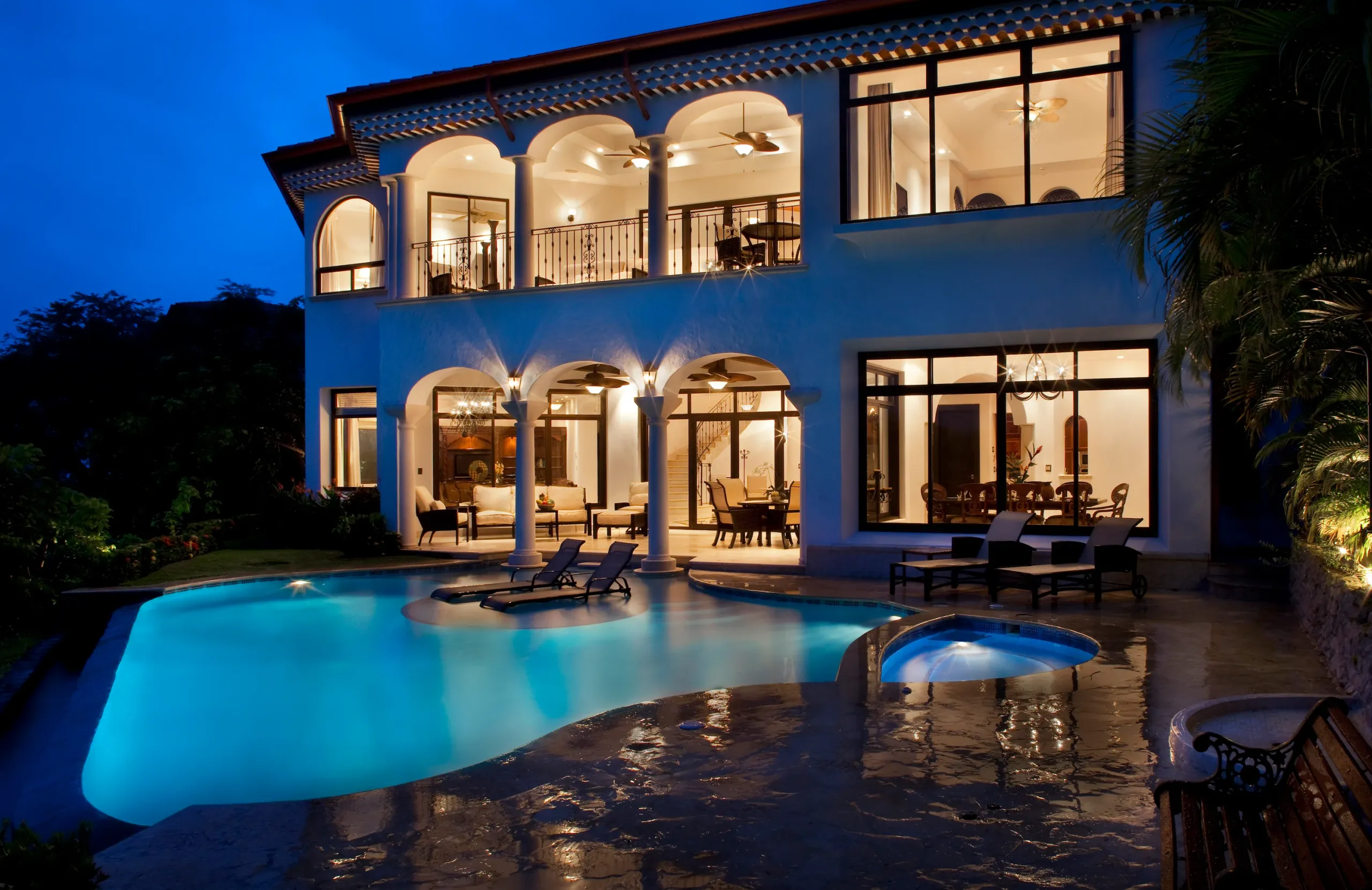 Luminous Five Bedroom Villa with Private Pool, and Ocean Views — photograph 2