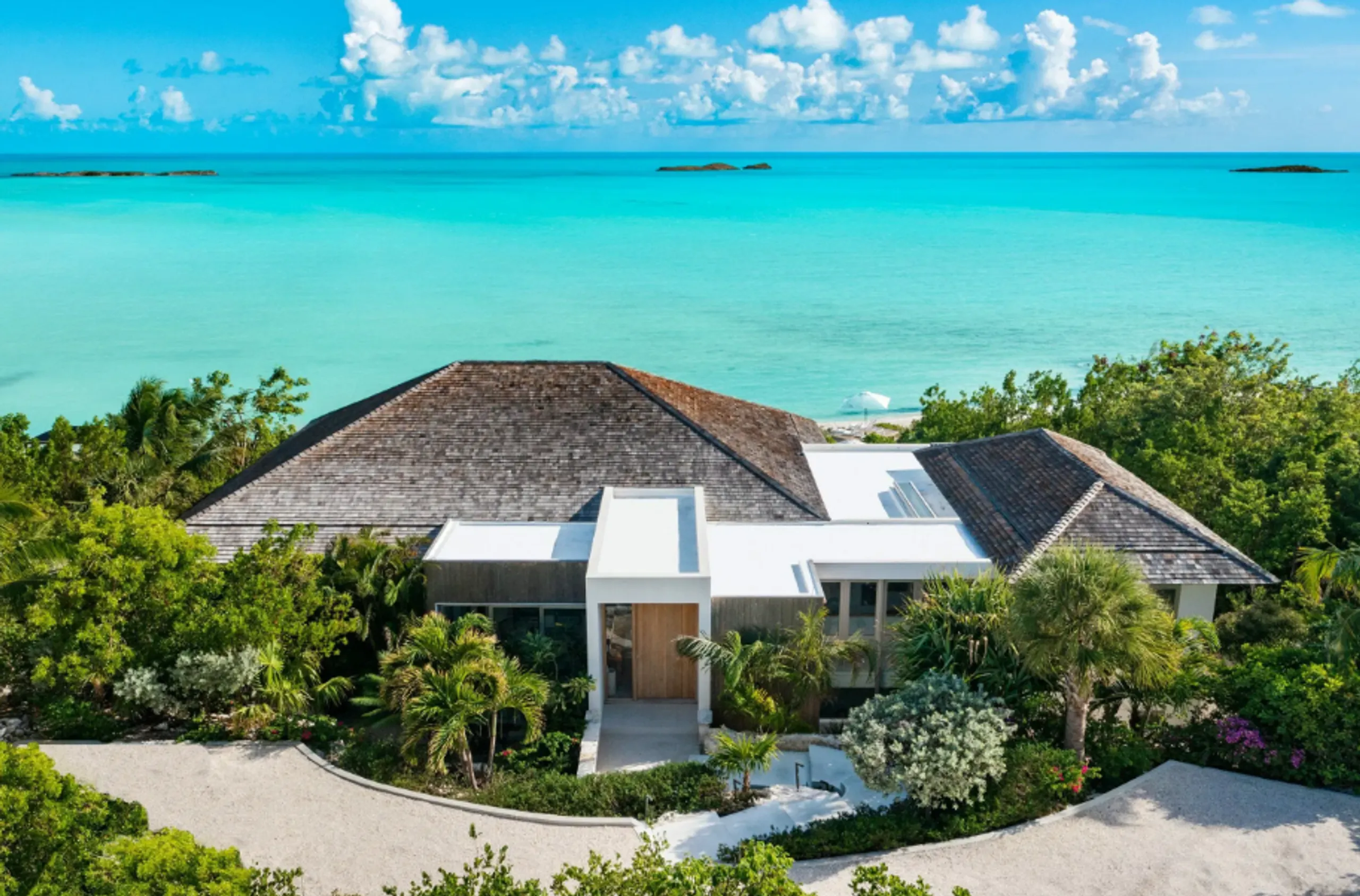 Contemporary Beach House with Breathtaking Ocean Views and Private Beach — photograph 4