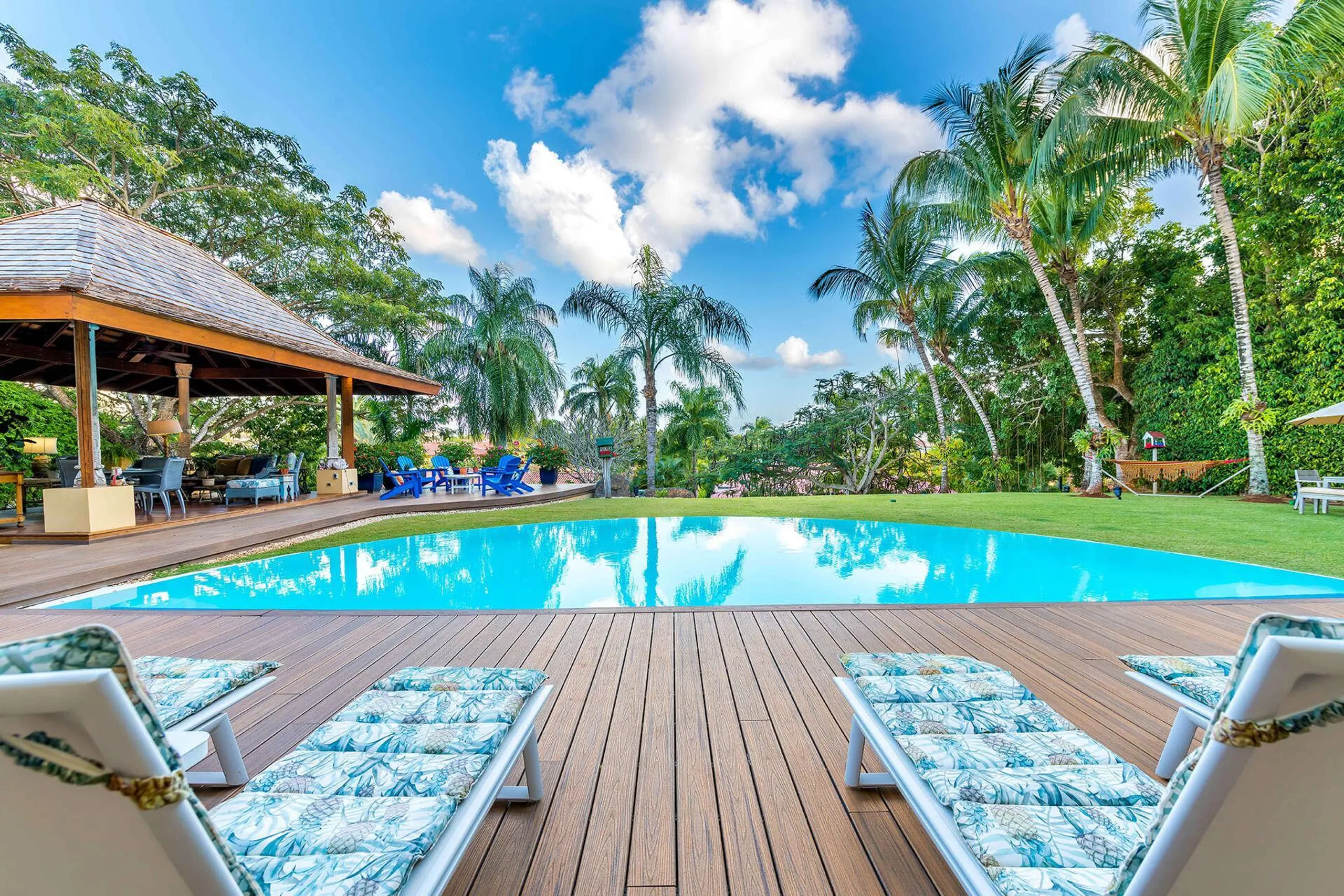 Stunning Balinese Styled Estate with Prestigious Grounds and Indoor/Outdoor Flow — photograph 4