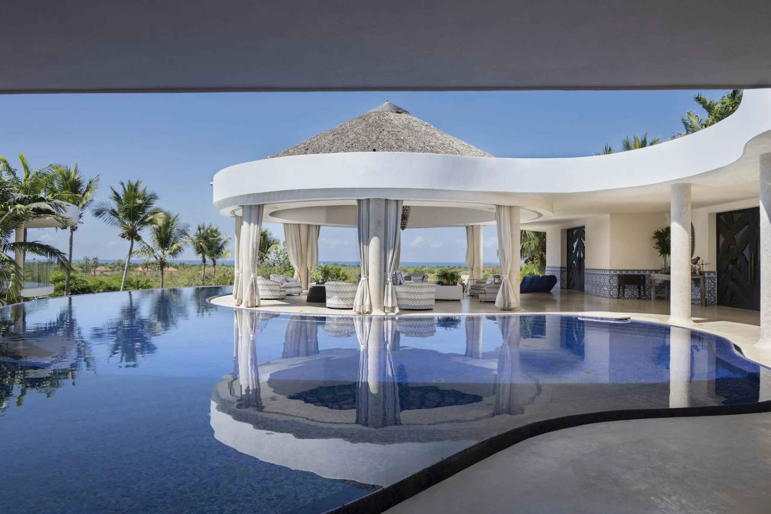 Artistic Caribbean Villa with Curved Infinity Pool and Tropical Gardens — photograph 3
