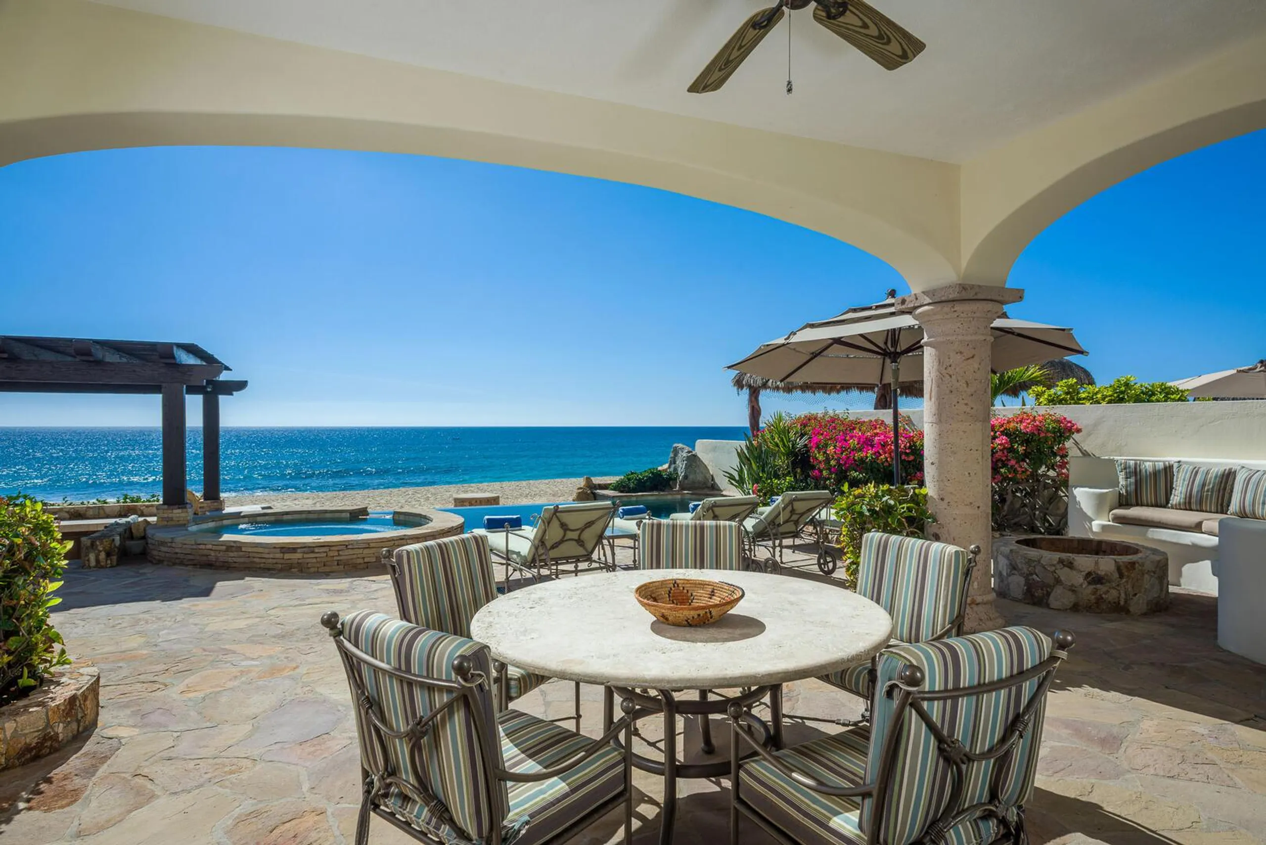 Tranquil 4 Bedroom Villa with Private Swimming Pool and Ocean Views — photograph 7