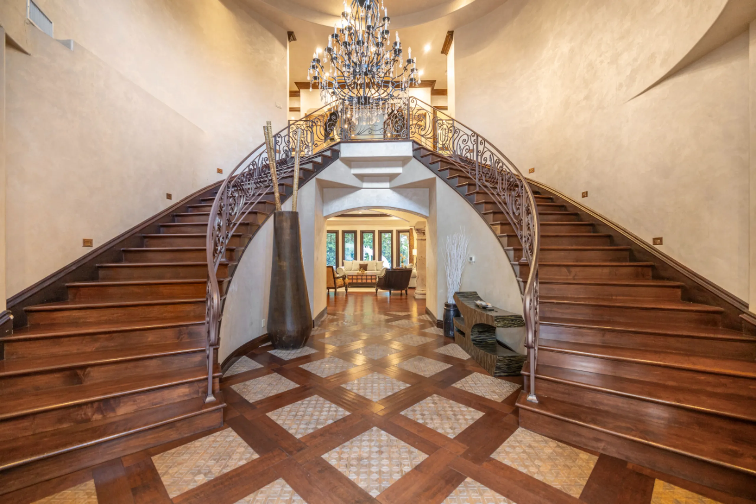 Opulent Tarzana Mediterranean Villa with Pool, Spa, & Theater — photograph 12