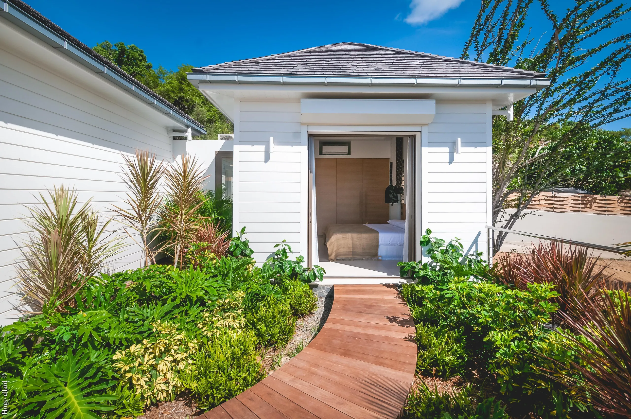 Swanky Seaside Villa with Private Pool and Outdoor Grill — photograph 4