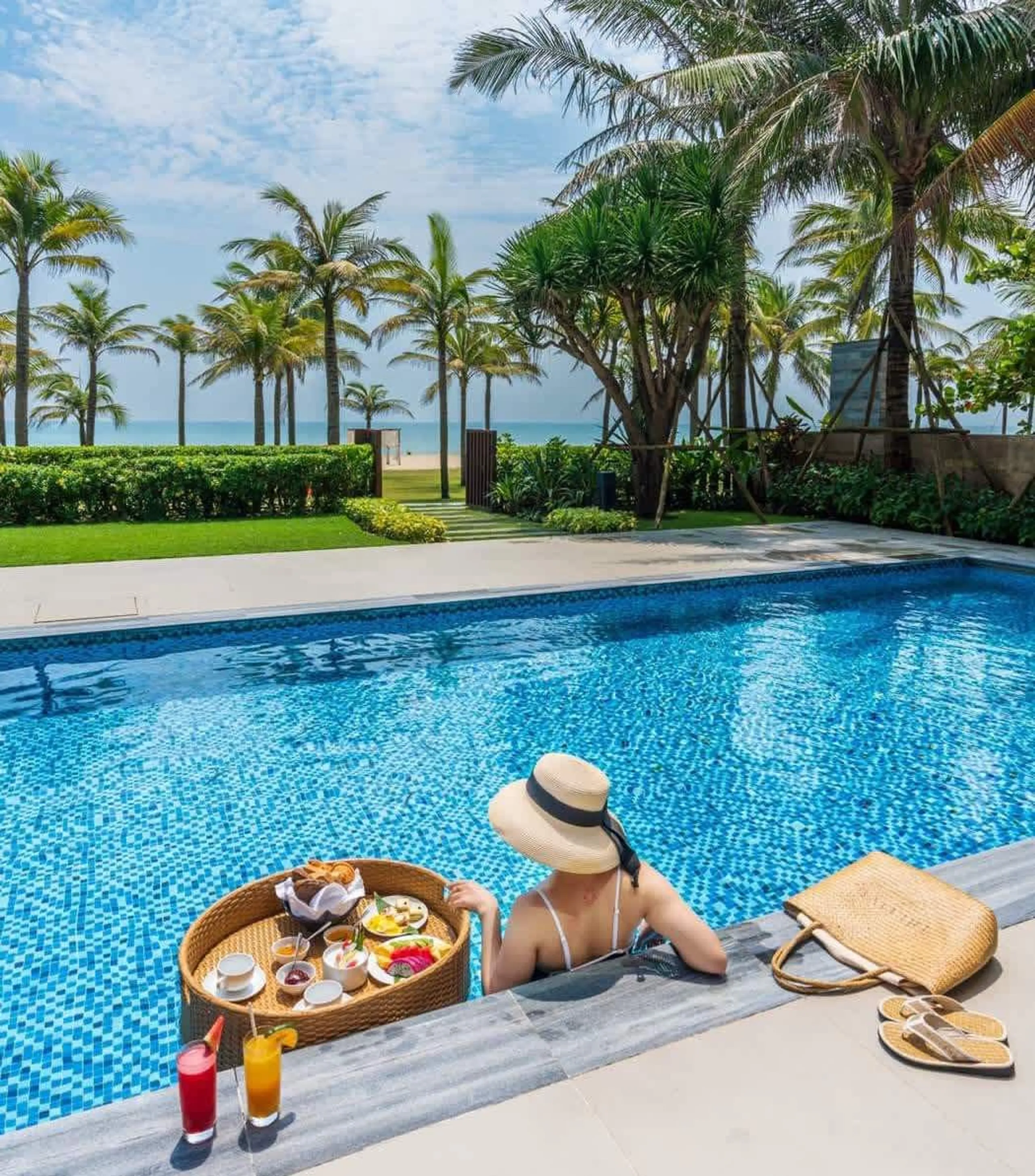 Opulent Da Nang Beach Villa with Pool and Concierge Service — photograph 6