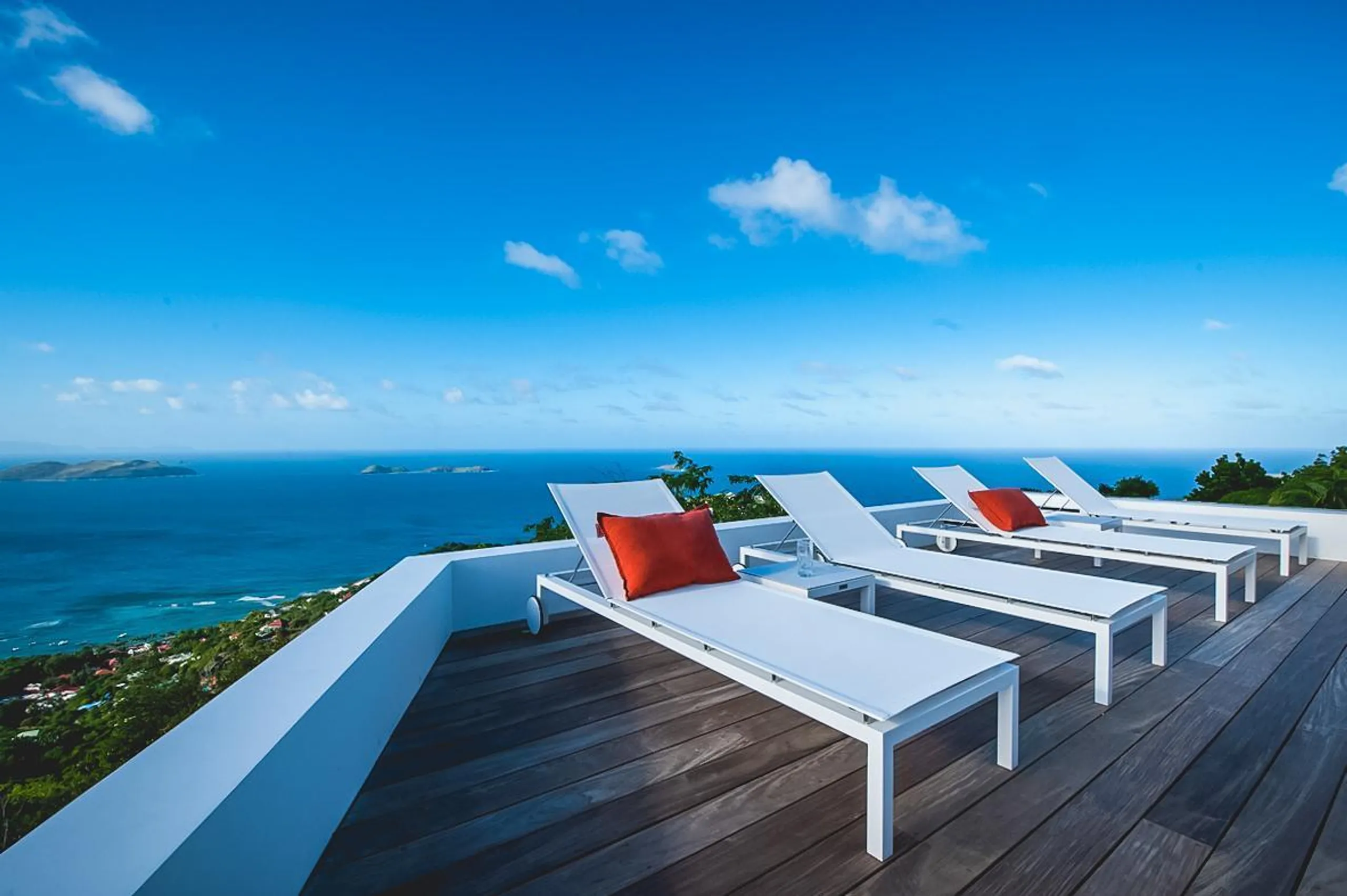 Superb Seaview Villa with Infinity Pool and Fitness Center — photograph 2