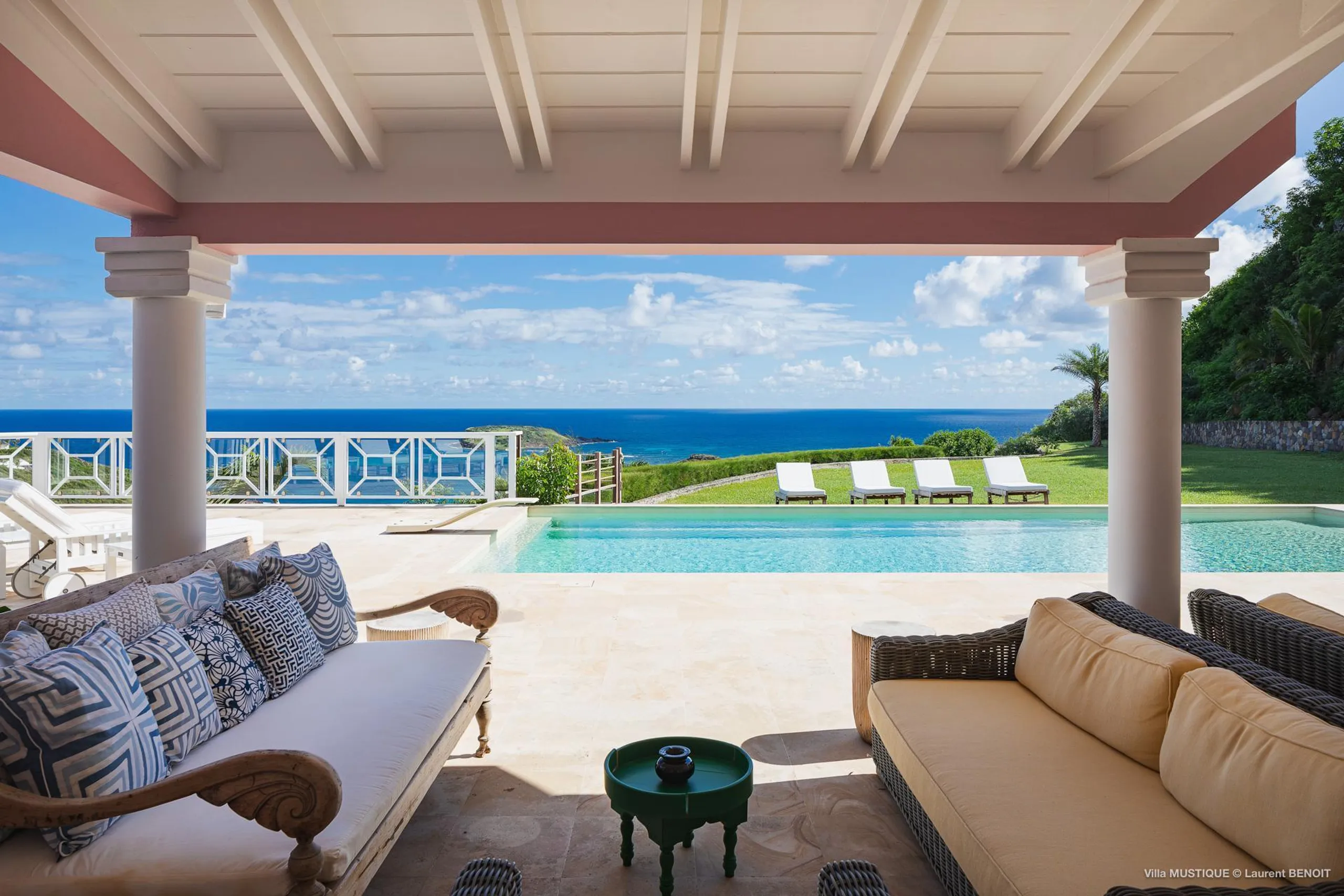 Glamorous Seaside Estate with Private Pool and Large Backyard — photograph 5