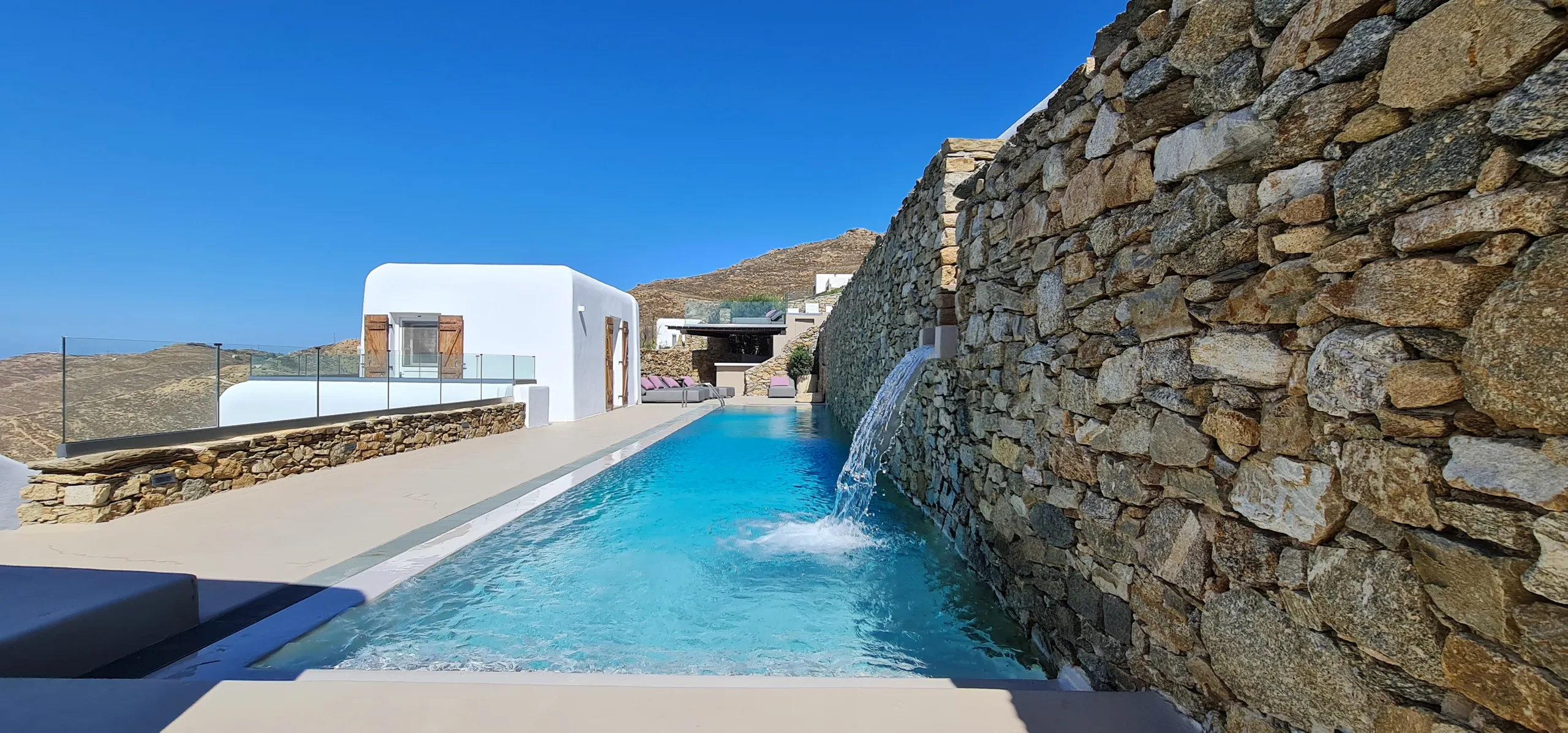 Secluded  Beachfront Villa with Heated Pool, Jacuzzi, Tennis Court, and Panoramic Aegean Sea Views — photograph 2