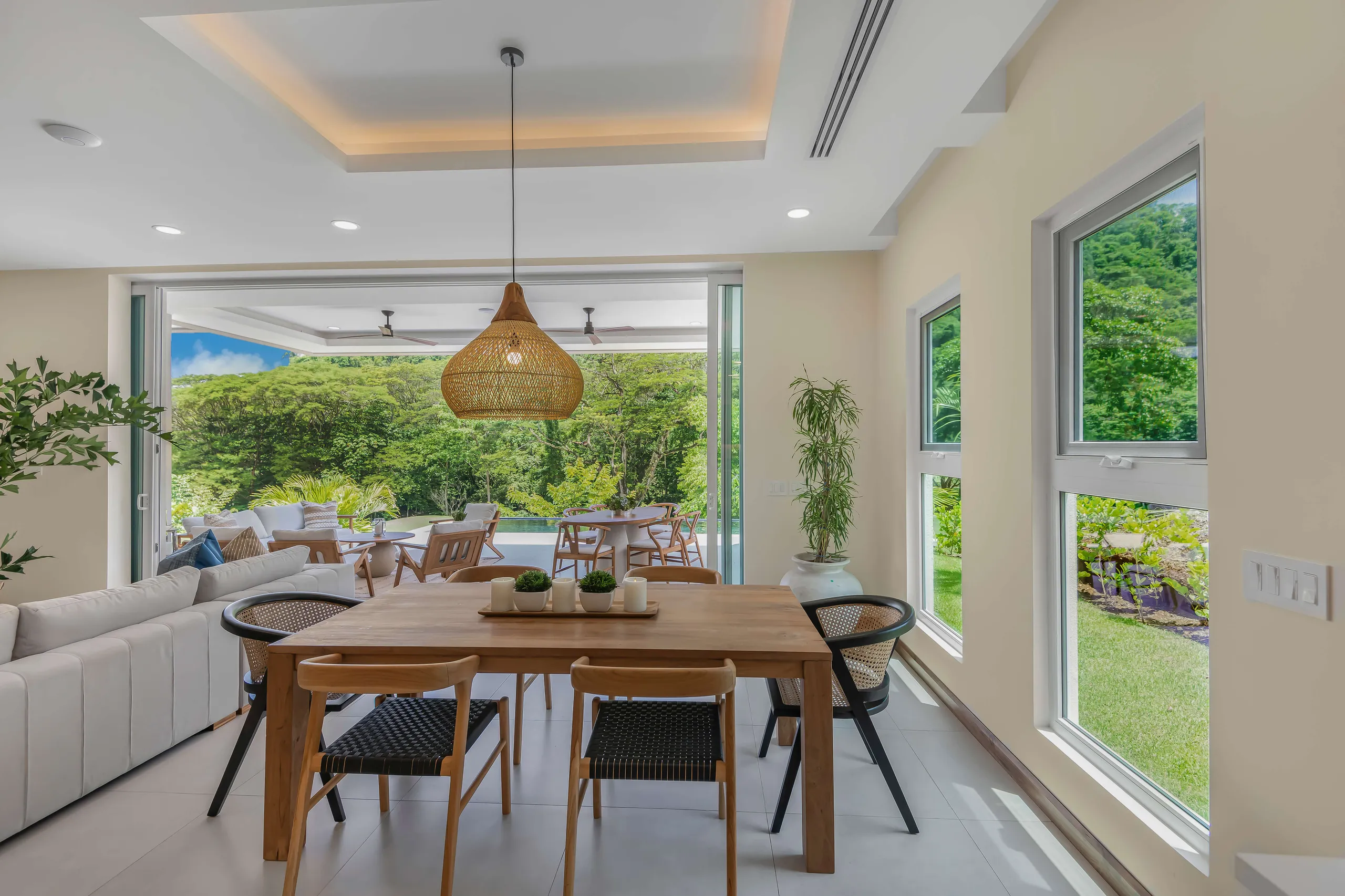 Elegant Costa Rican 4-Bedroom Villa with Private Pool, Tropical Views and Beach Club Access — photograph 8