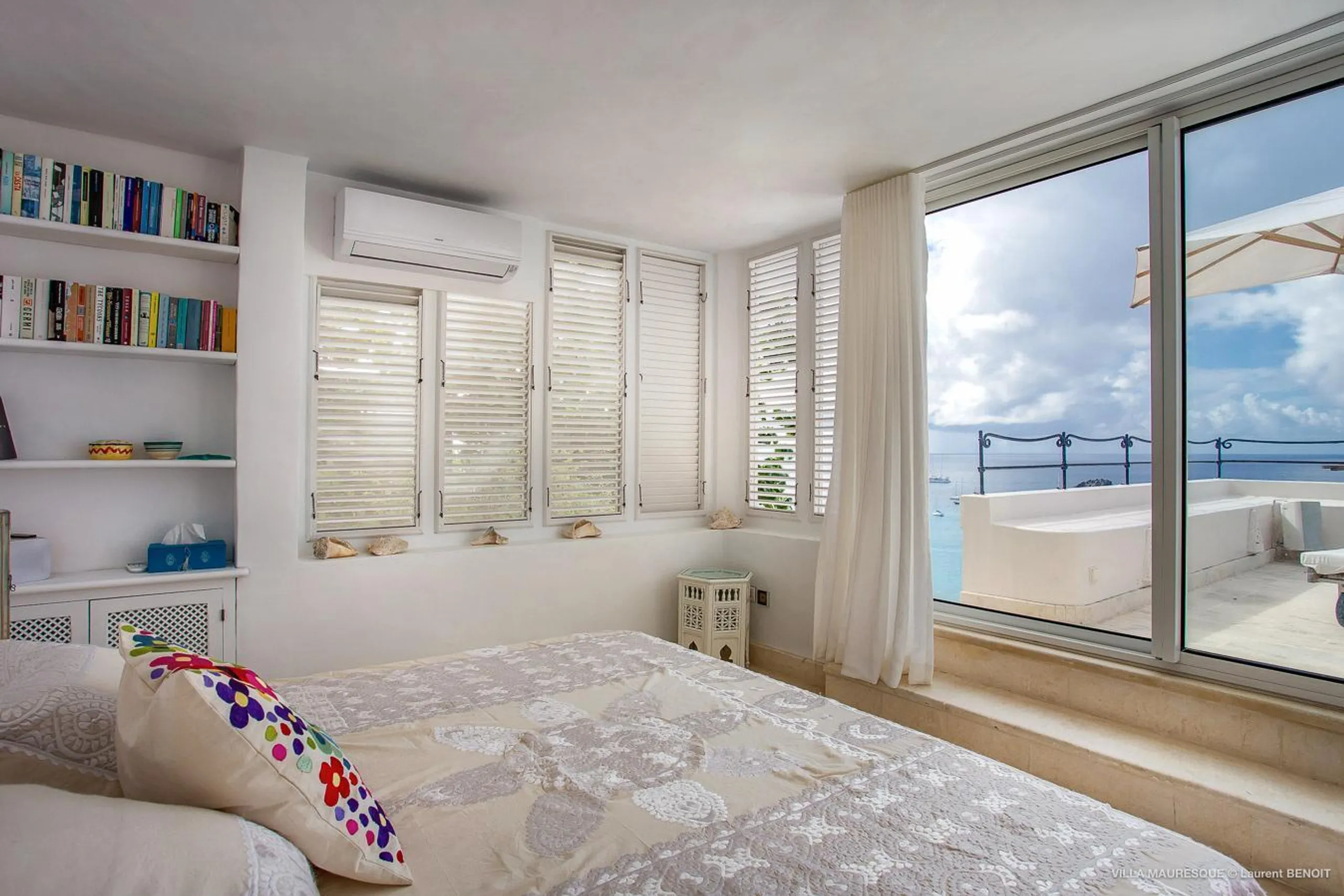 Spectacular Seafront Villa with Private Pool and Walks to Beach — photograph 10