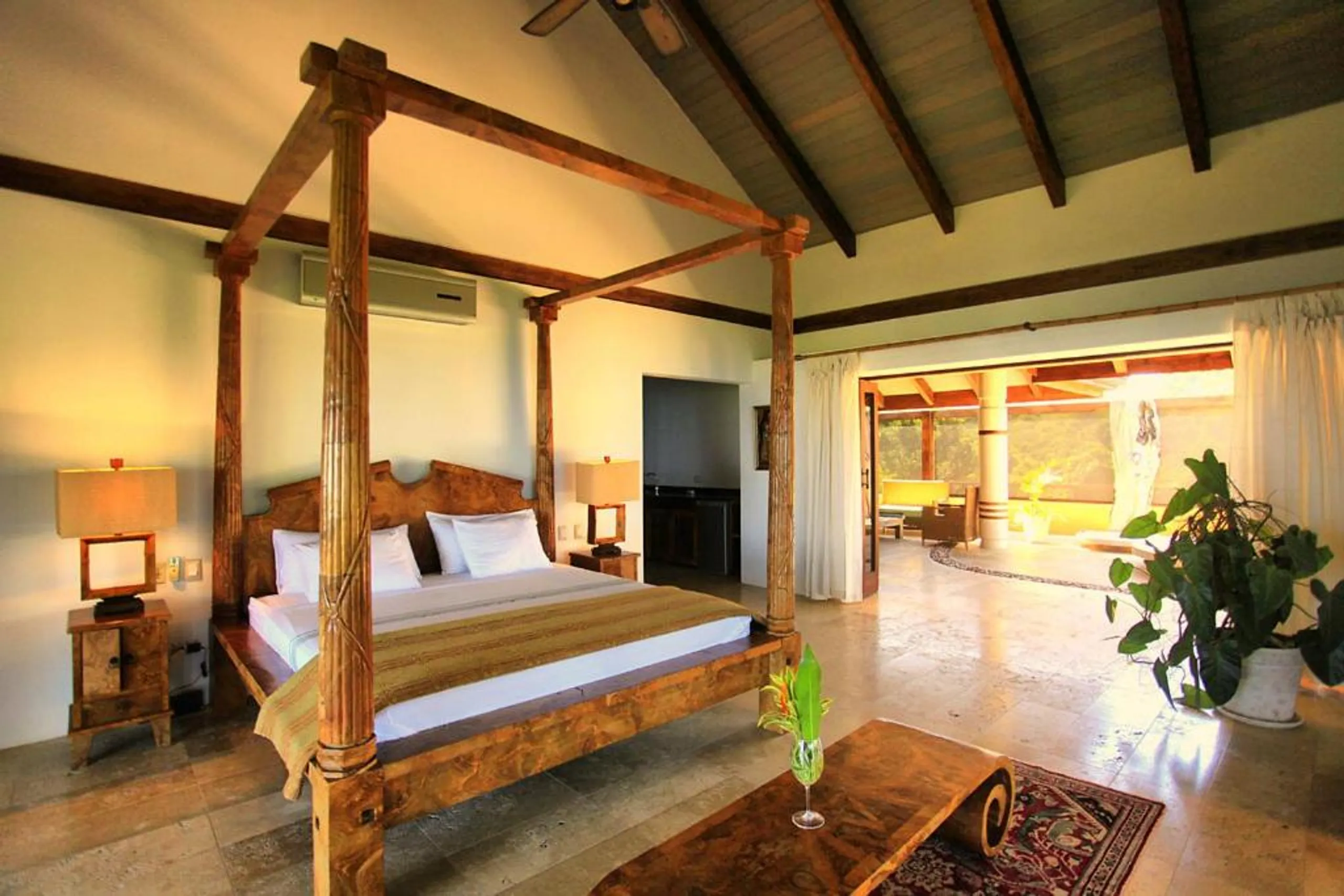 Elegantly Appointed Villa with Ocean-View Infinity Pool and Spacious Master Suites — photograph 10