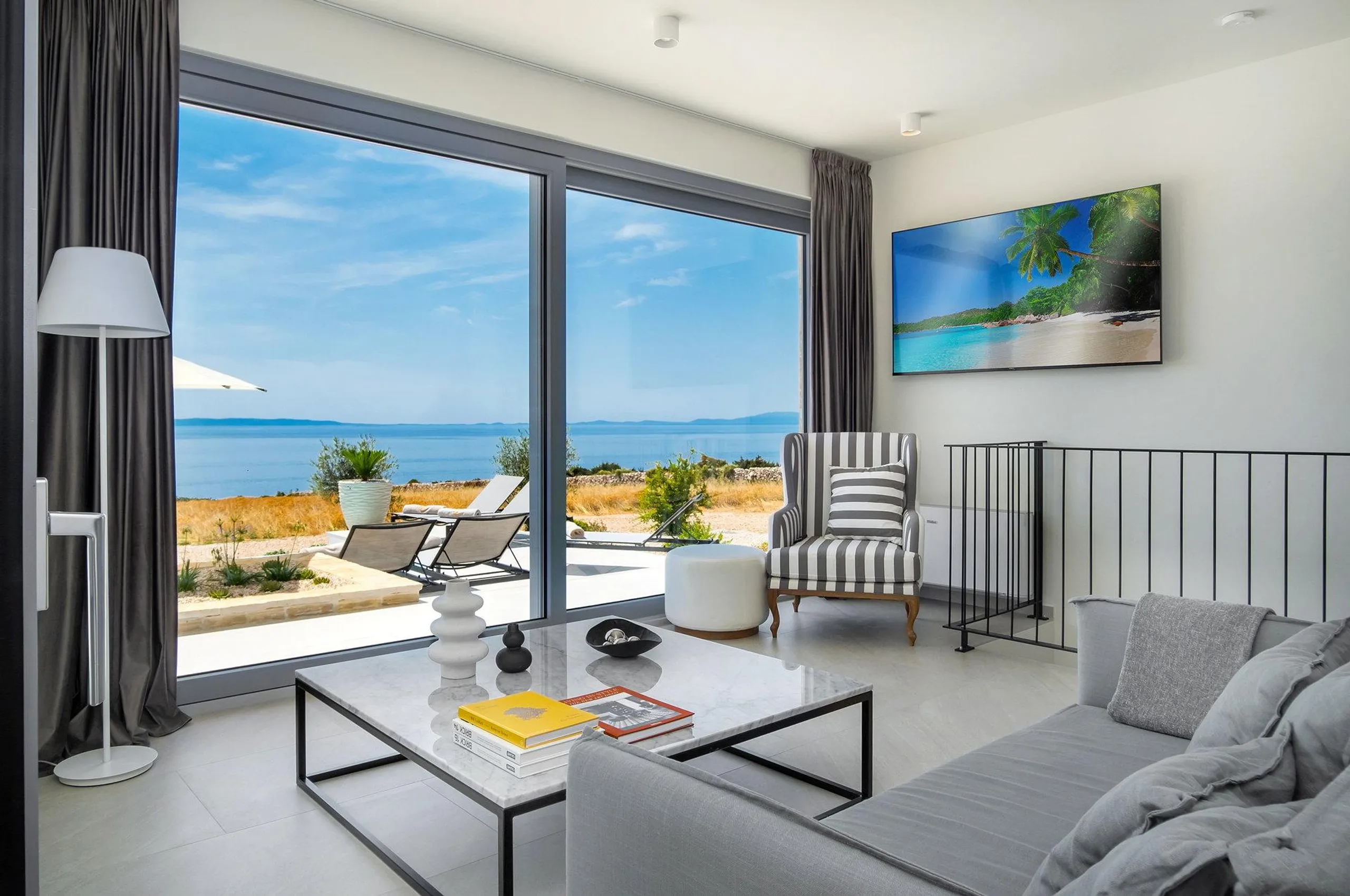 Exquisite Two-Story Villa with Infinity Pool, Jacuzzi and Spectacular Sea Views — photograph 11