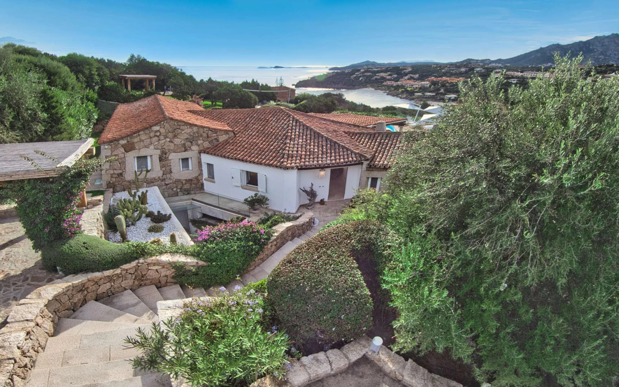 Unveiling tranquility in a Five-Bedroom Haven with Poolside Bliss. — photograph 8