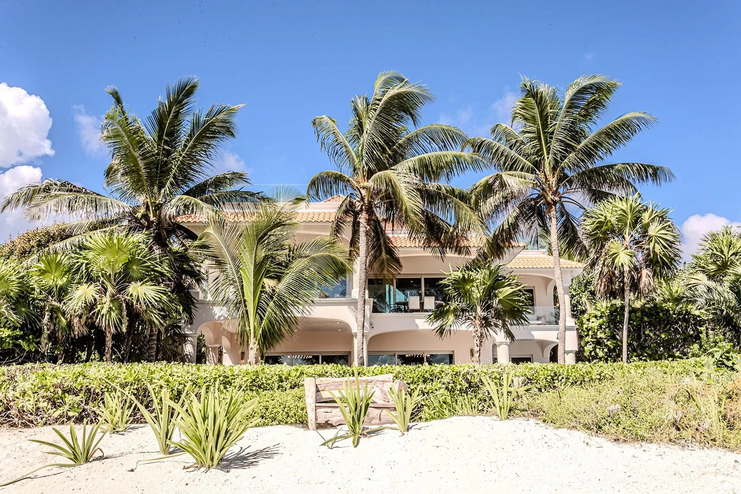 Rustic-Chic Oceanfront Villa with Pool Tables, Jacuzzi, and Direct Beach Access — photograph 6