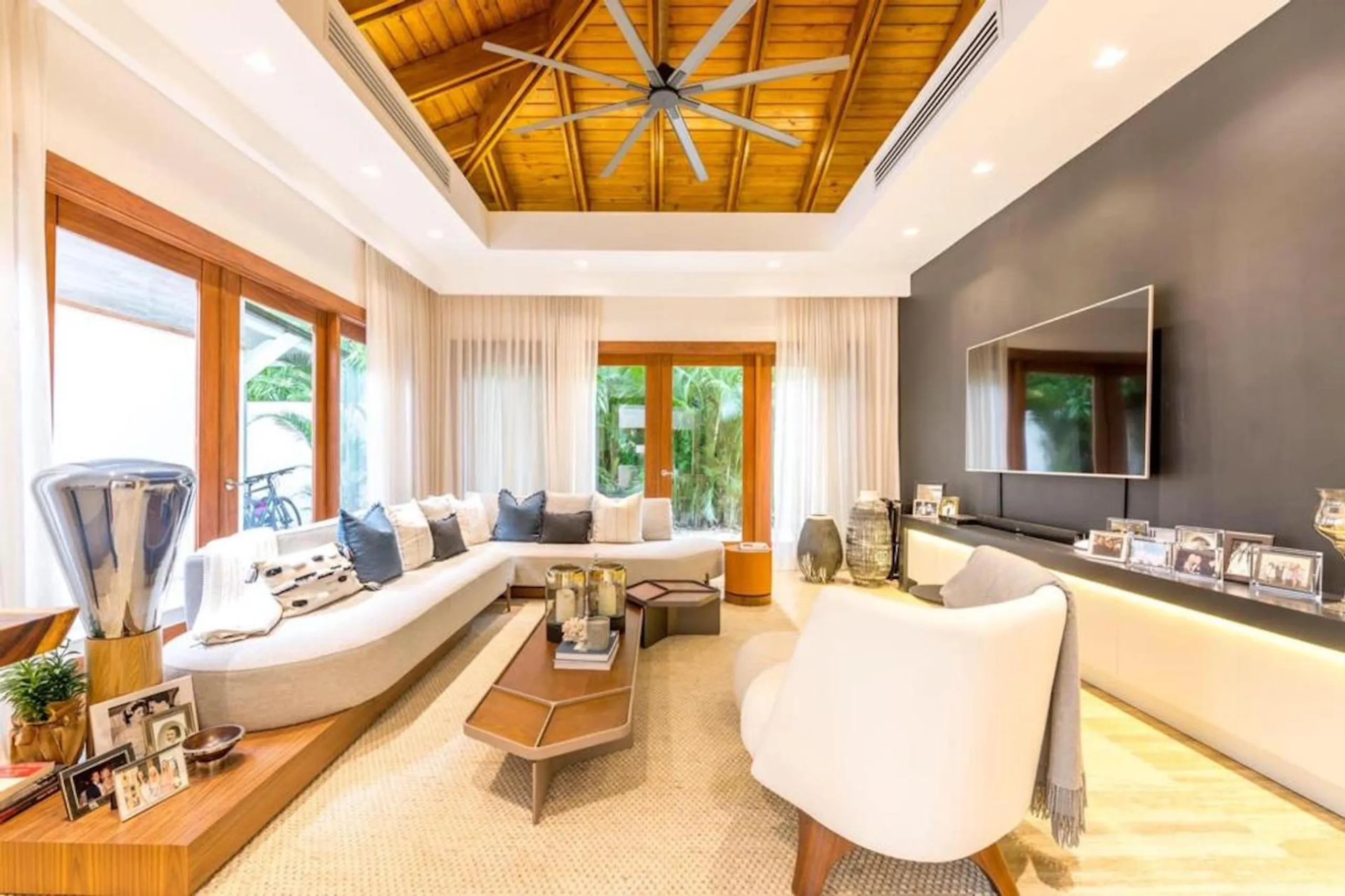Brand-New Tropical Villa with Pool & Gazebo – Steps from the Beach — photograph 12