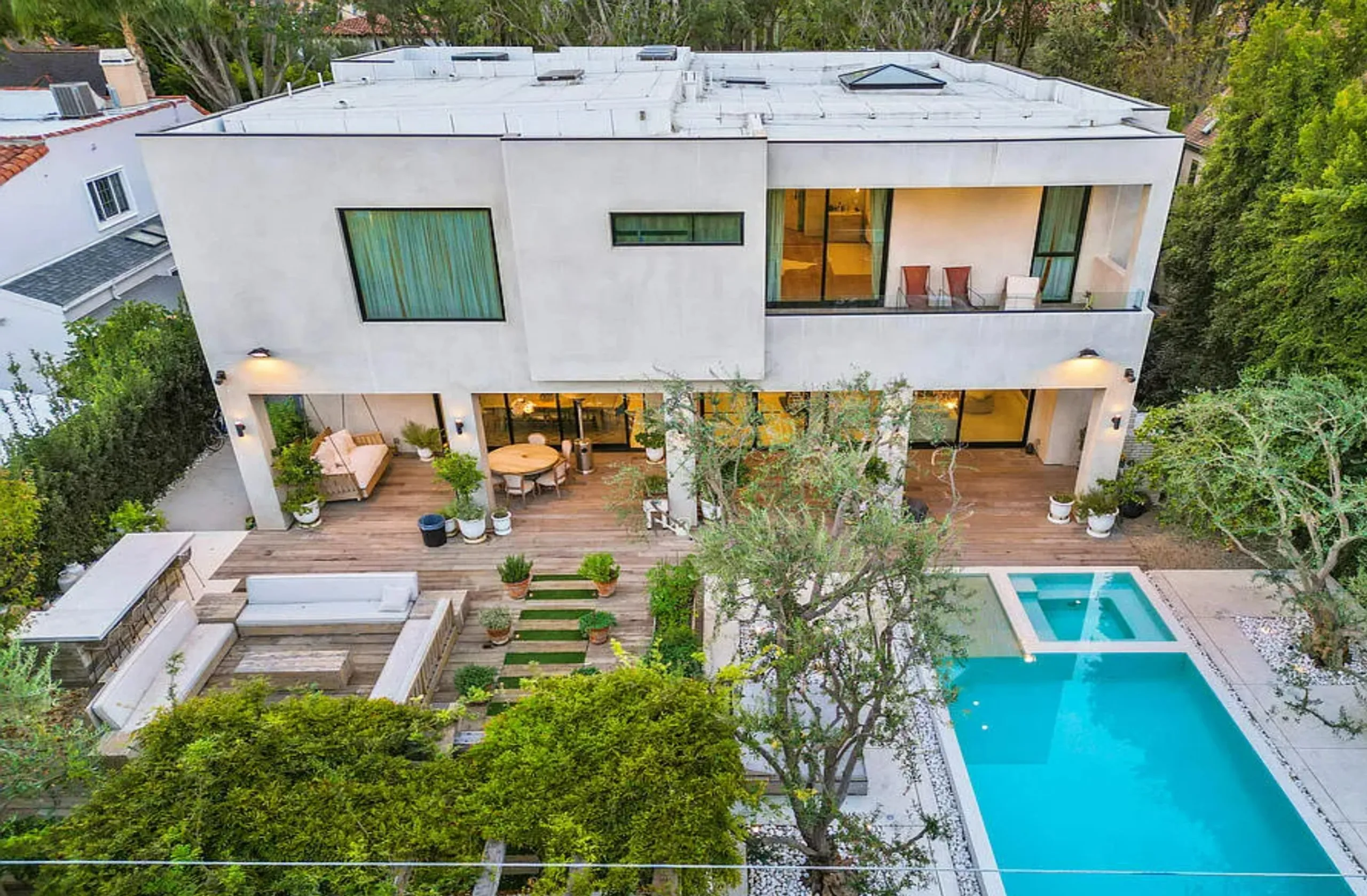 Charming Beverly Hills Estate with Invigorating Pool — photograph 2
