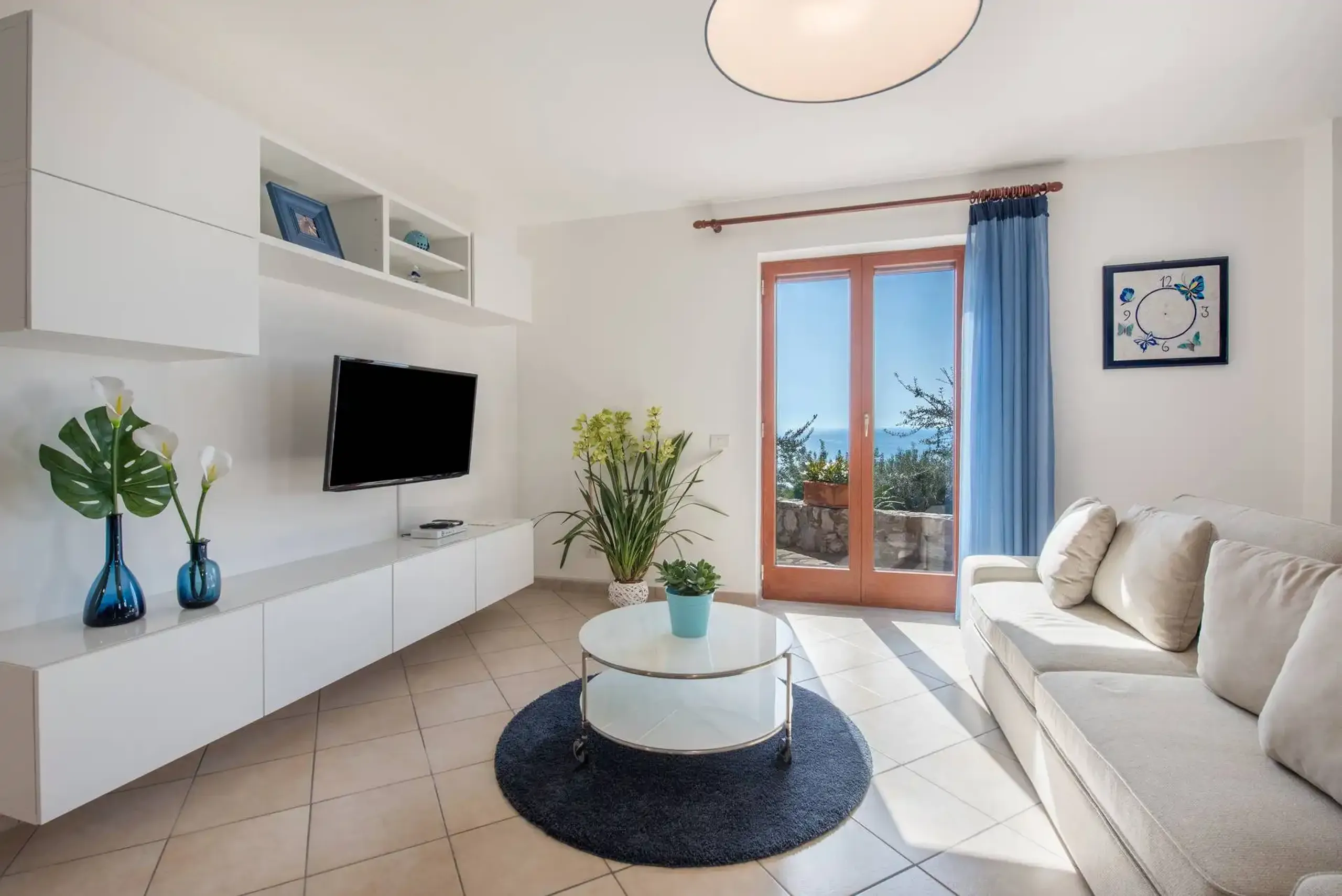 Lavishly Appointed Coastal Escape with Breathtaking Sea Views and Private Pool — photograph 8