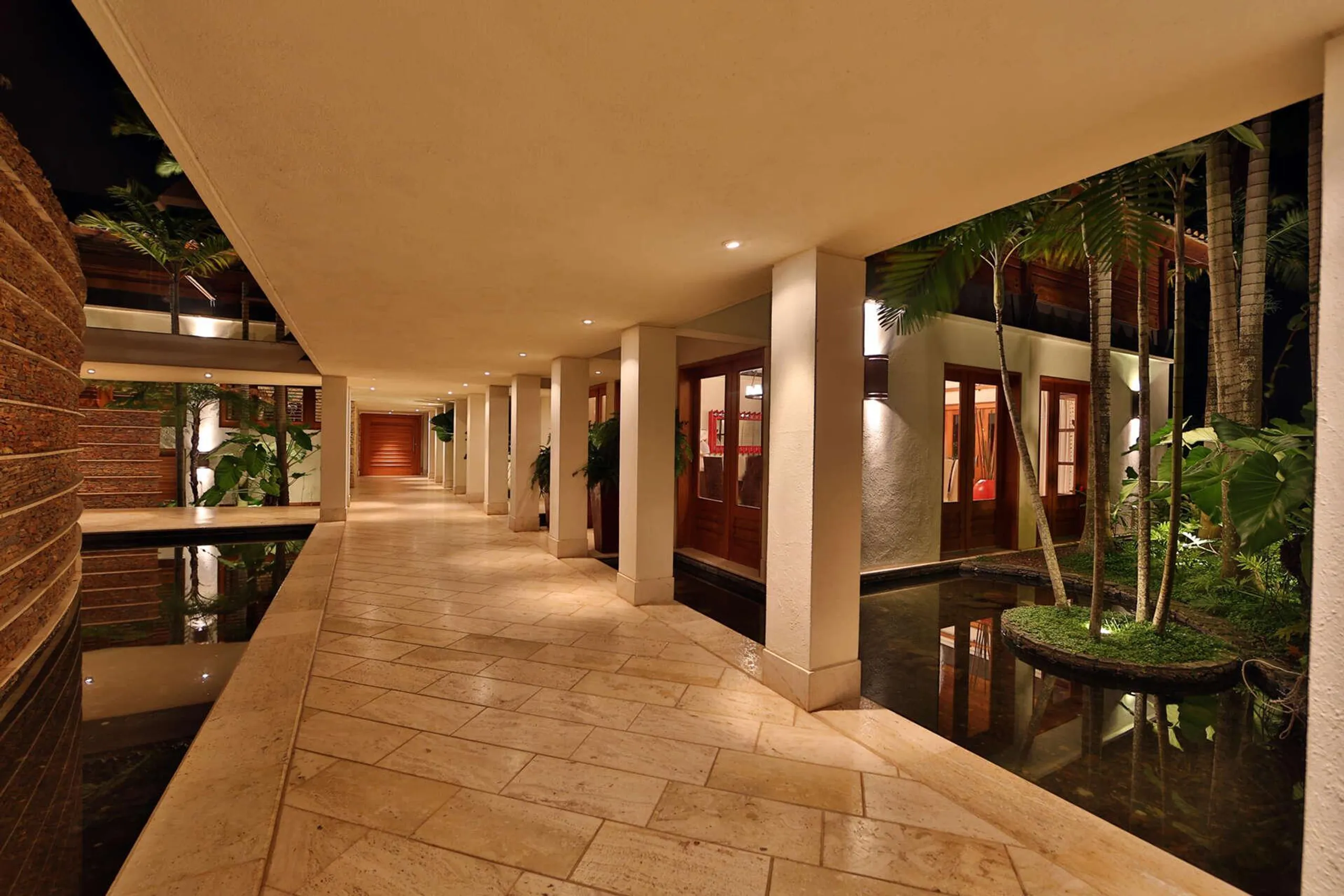 Tropical Architectural Villa with Private Pool and Country Club Access — photograph 4