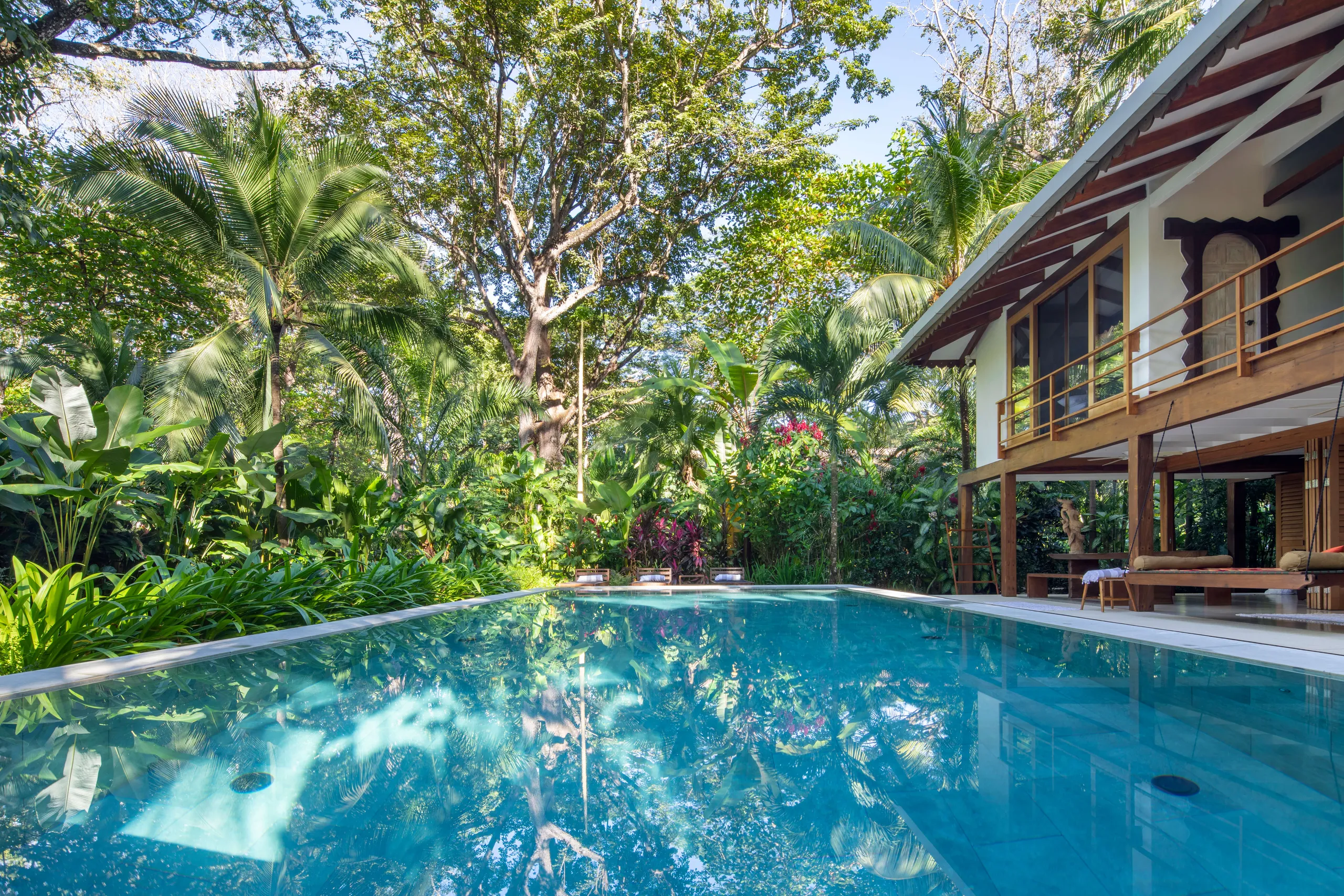 Tropical 4 Bedroom Villa with Private Pool, Beach Access, and Lush Gardens — photograph 3