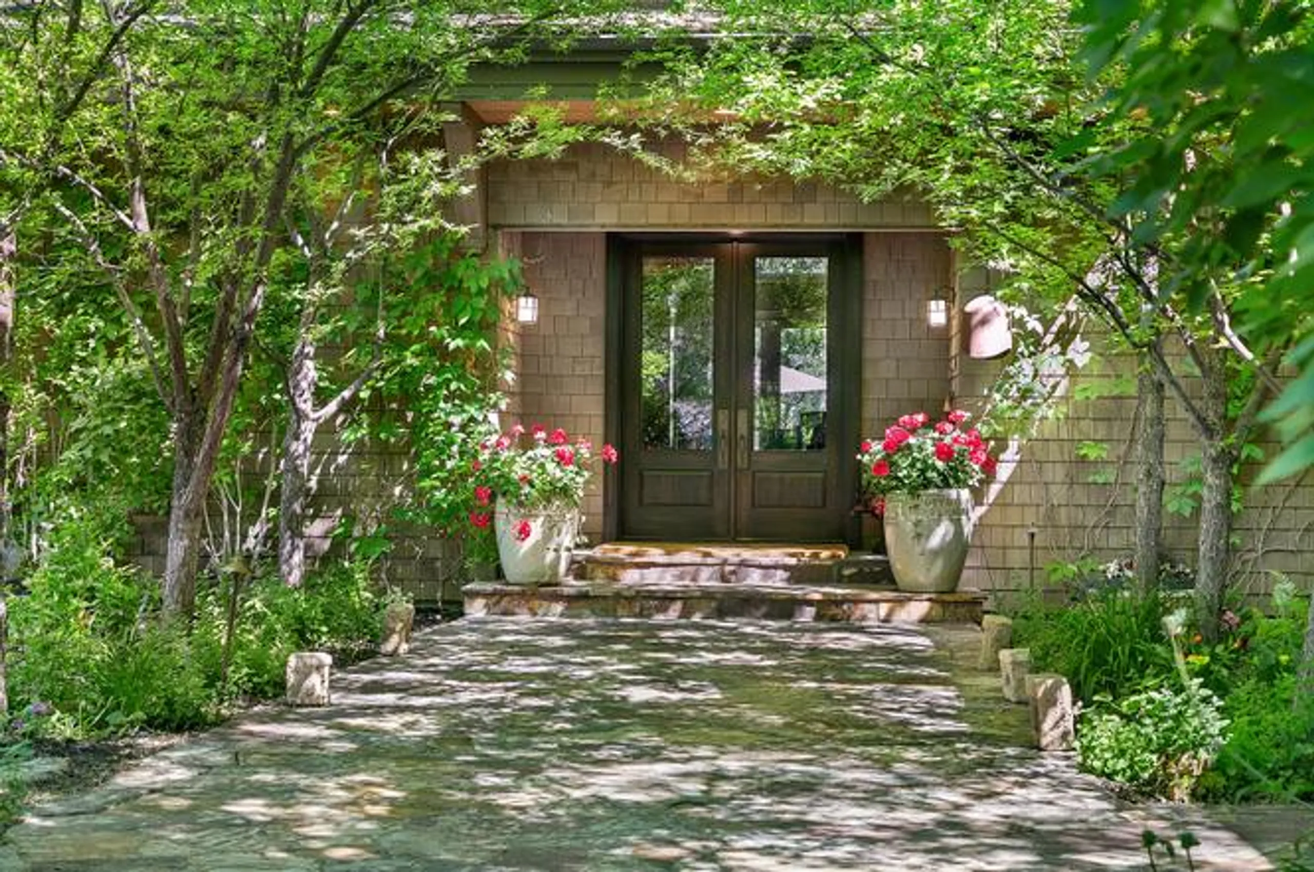 Plush and Inviting 4BR Villa with Private Balcony and Overlooking River Views — photograph 4