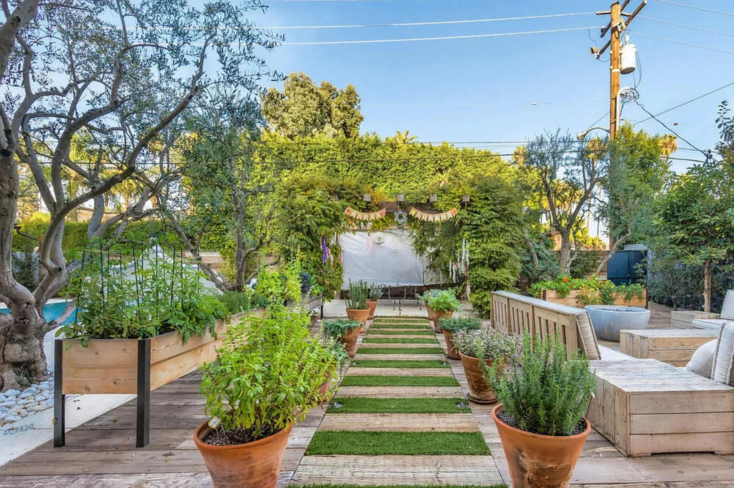 Charming Beverly Hills Estate with Invigorating Pool — photograph 4