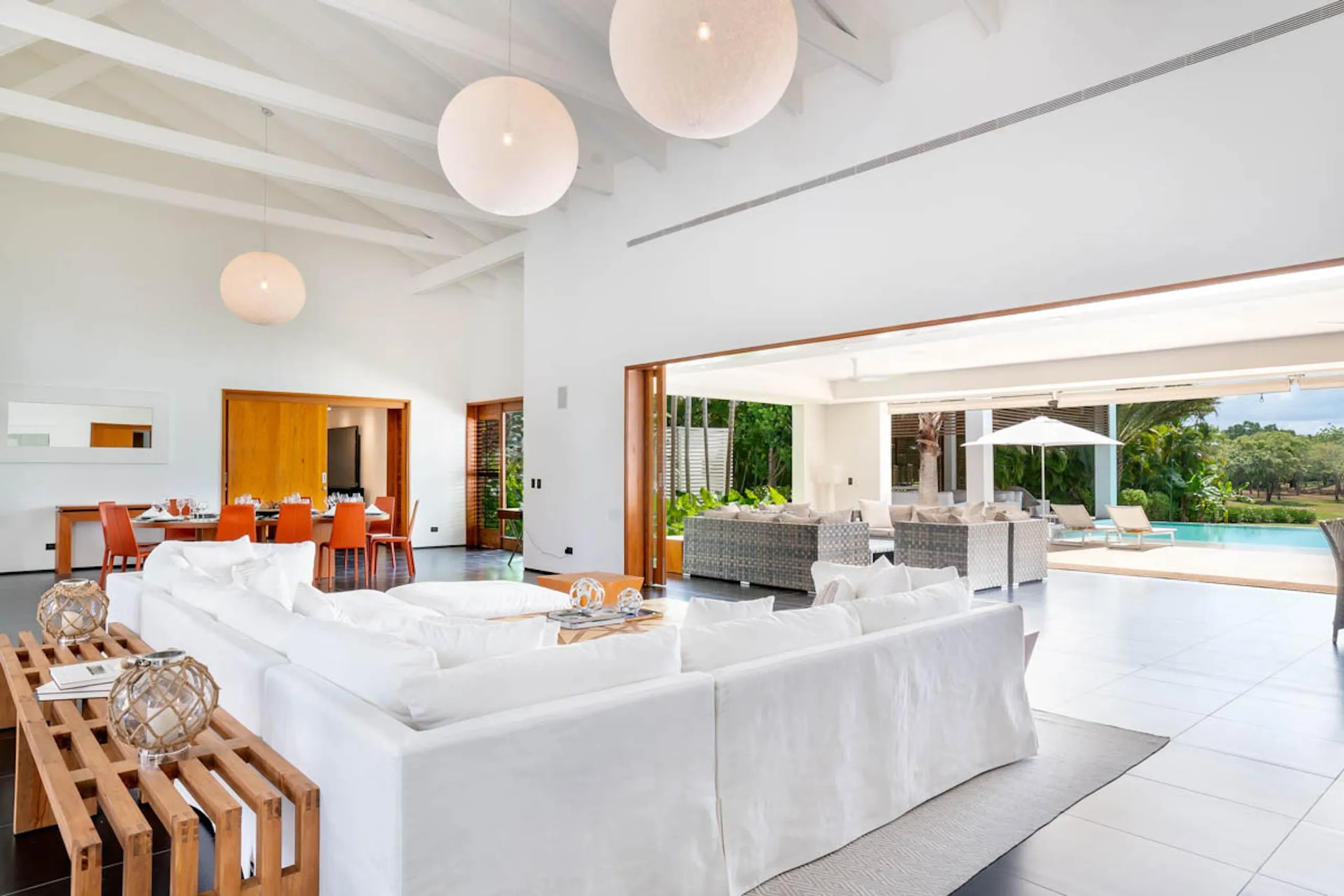 Invigorating Casa de Campo Villa with Lush Greenery and Grand Estates — photograph 10