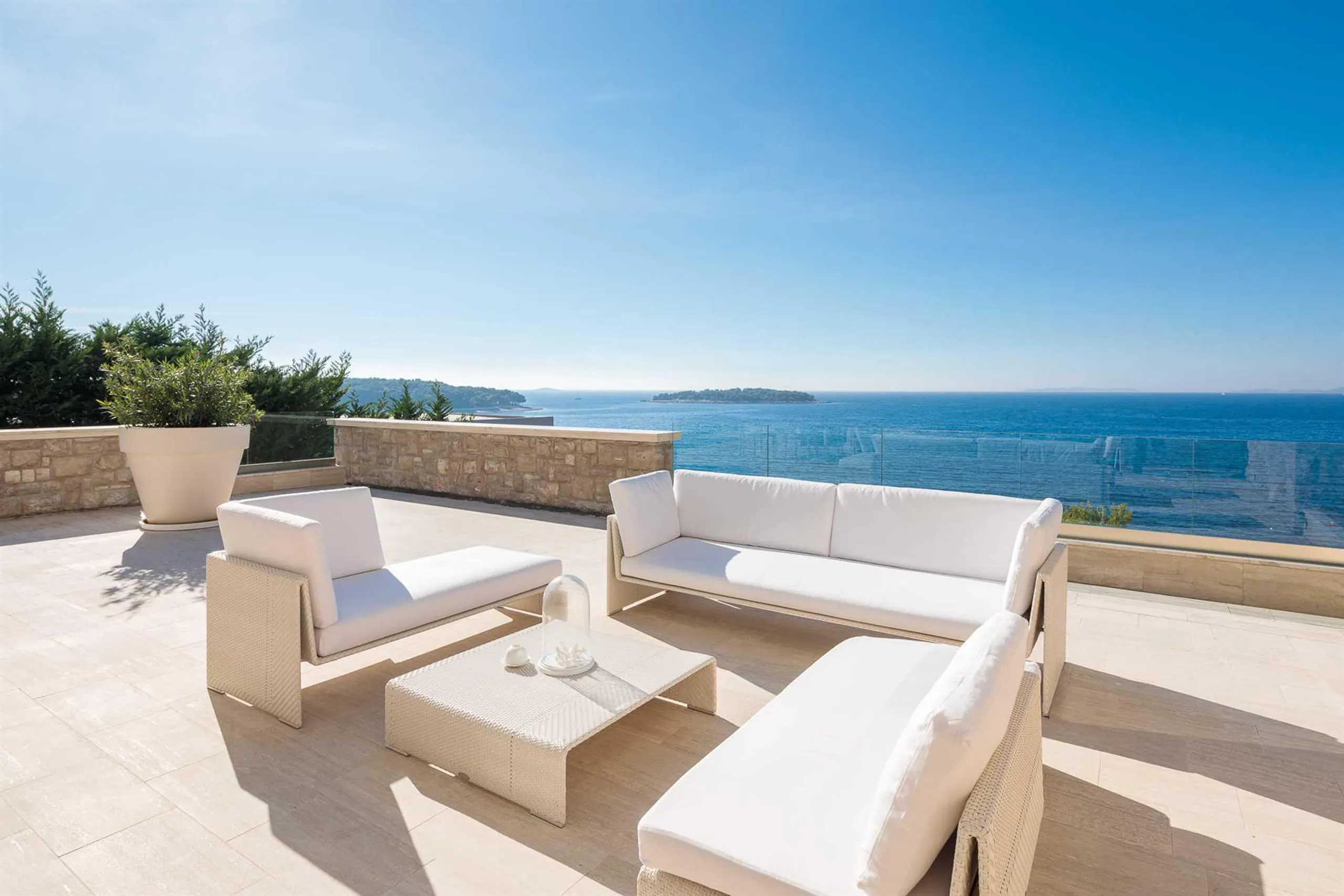 Elegantly Appointed Villa in the Center of Primošten with Large Private Swimming Pool, and Views of Mediterranean Greenery and Infinite Sea — photograph 5