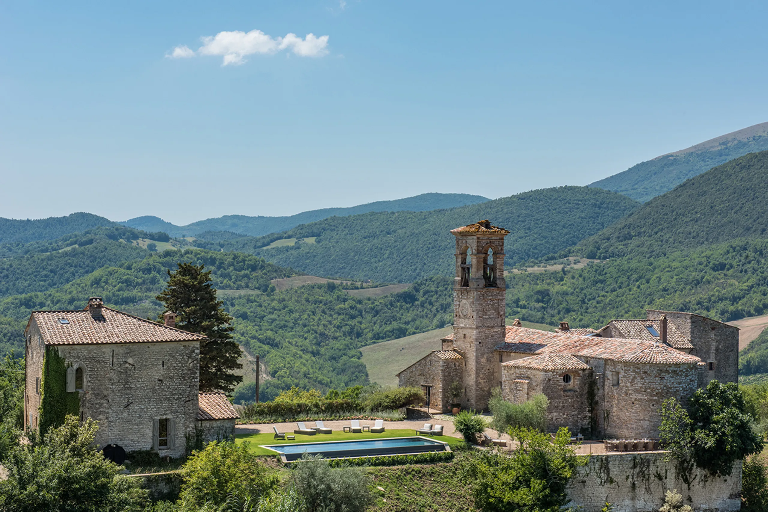 Opulent Perugian Charm with Private Pool and Overlooking Mountain Views — photograph 6