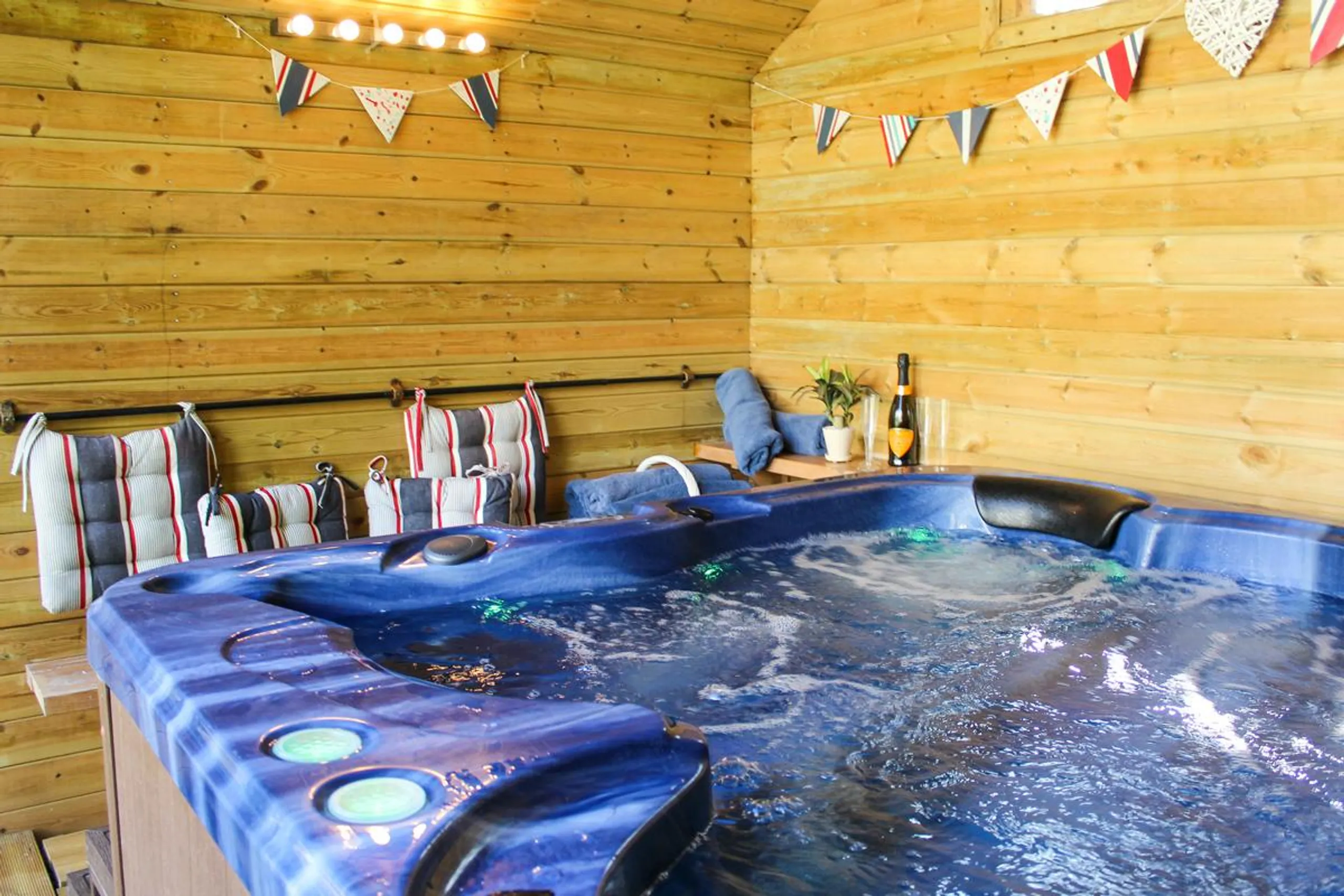 Indulgent  Villa with Private Pool and Overlooking Painswick Hillside — photograph 9