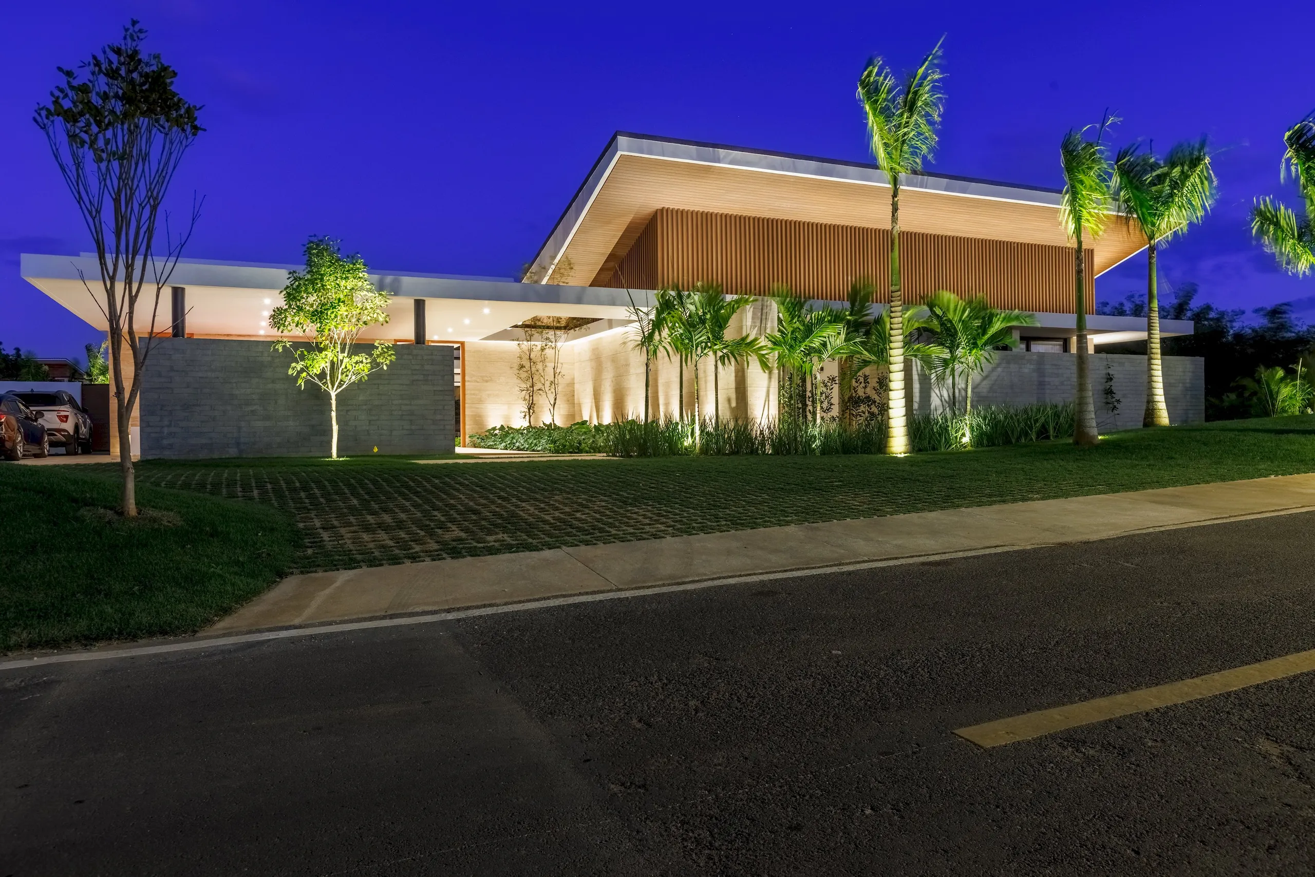 Captivating Luxury Villa with Pool and Garden Grounds — photograph 11