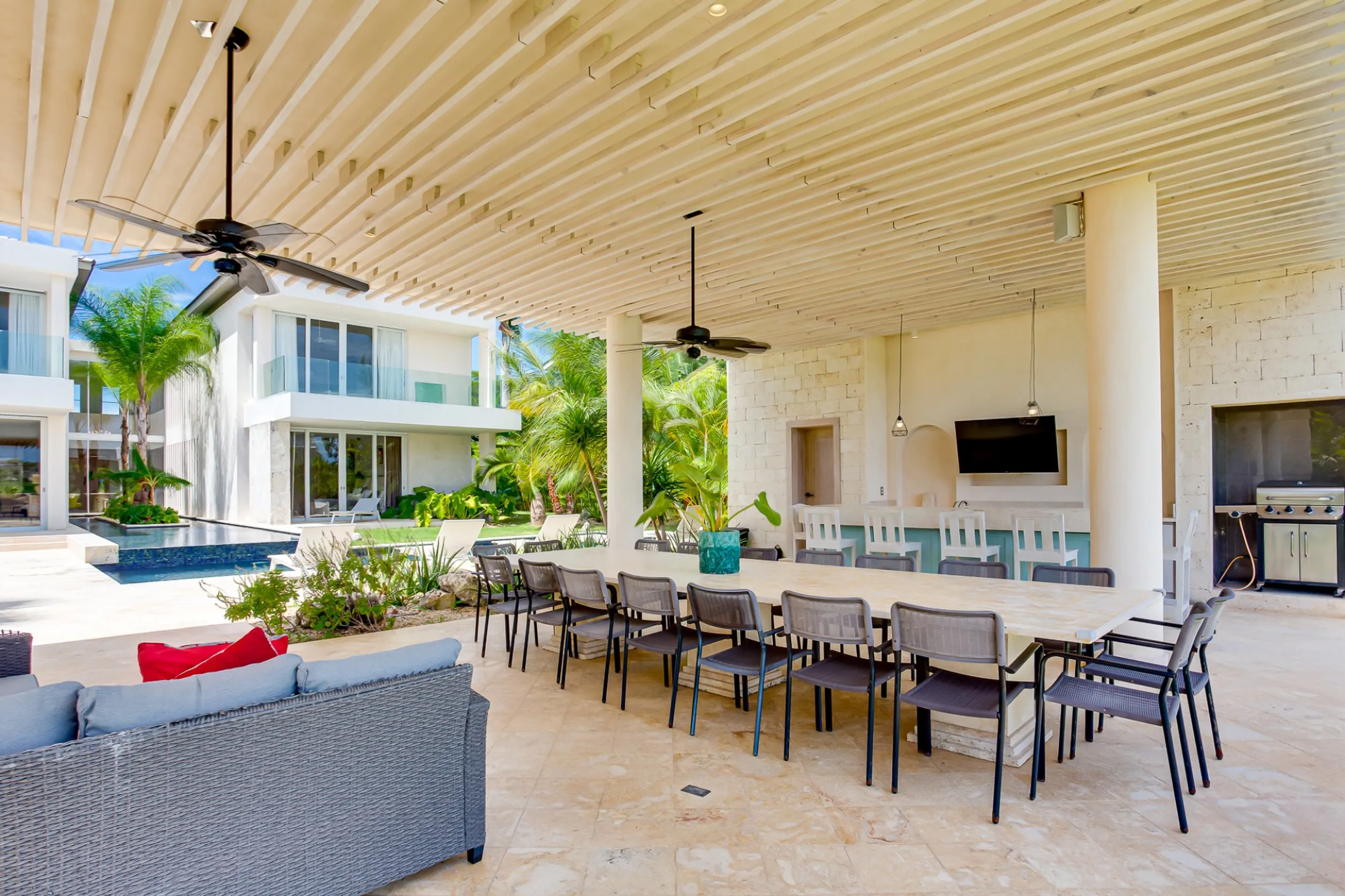 Sophisticated Punta Cana Villa with Private Pool, Modern Designs and Lake Views — photograph 12