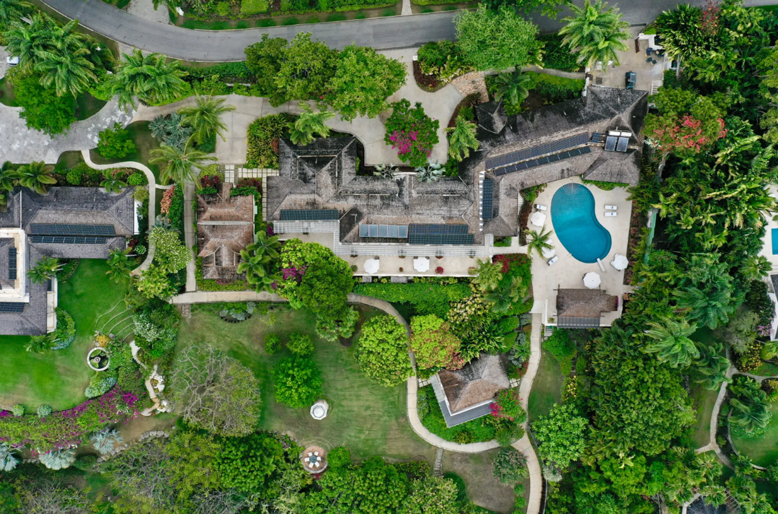 Oasis Luxe Villa with Private Pool and Breathtaking Ocean Views — photograph 3