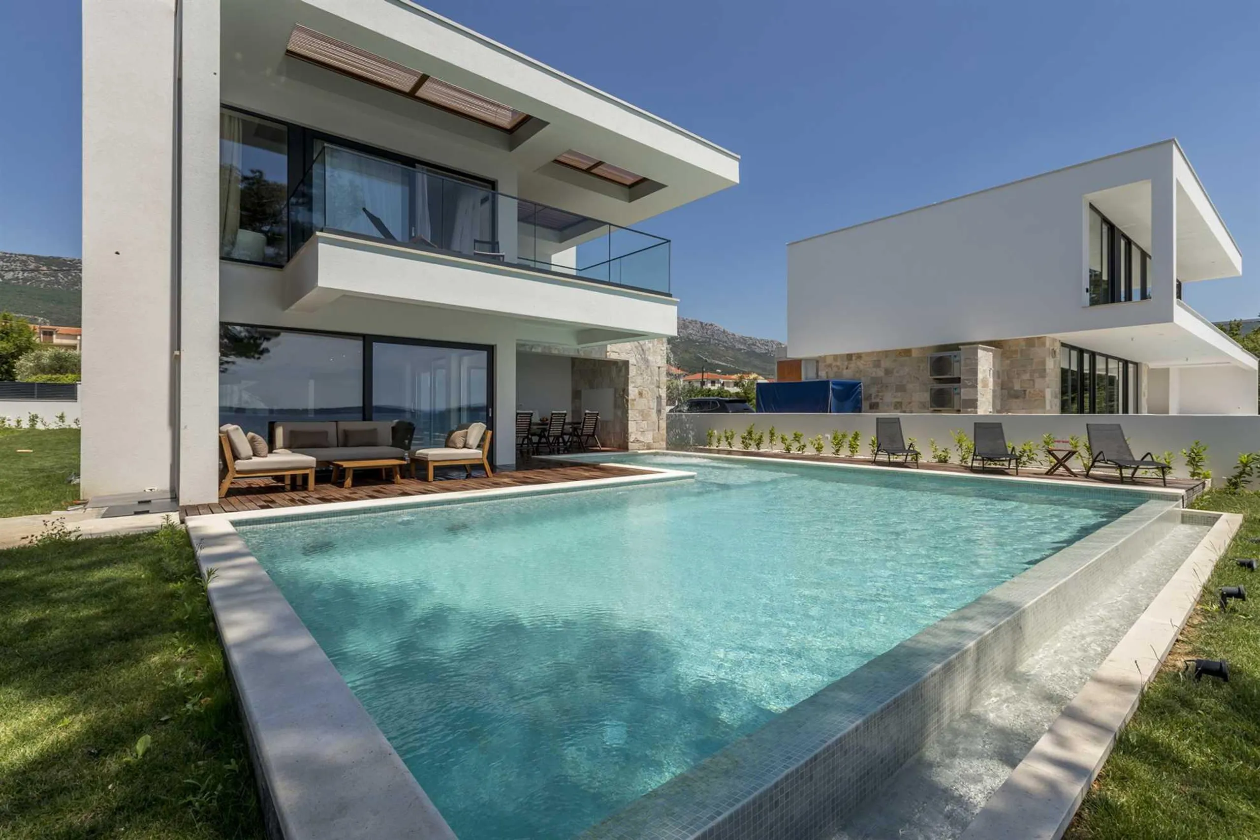 Gracefully Decorated 4-Bedroom Villa with Pool and Private Beach Access in Kastela — photograph 3