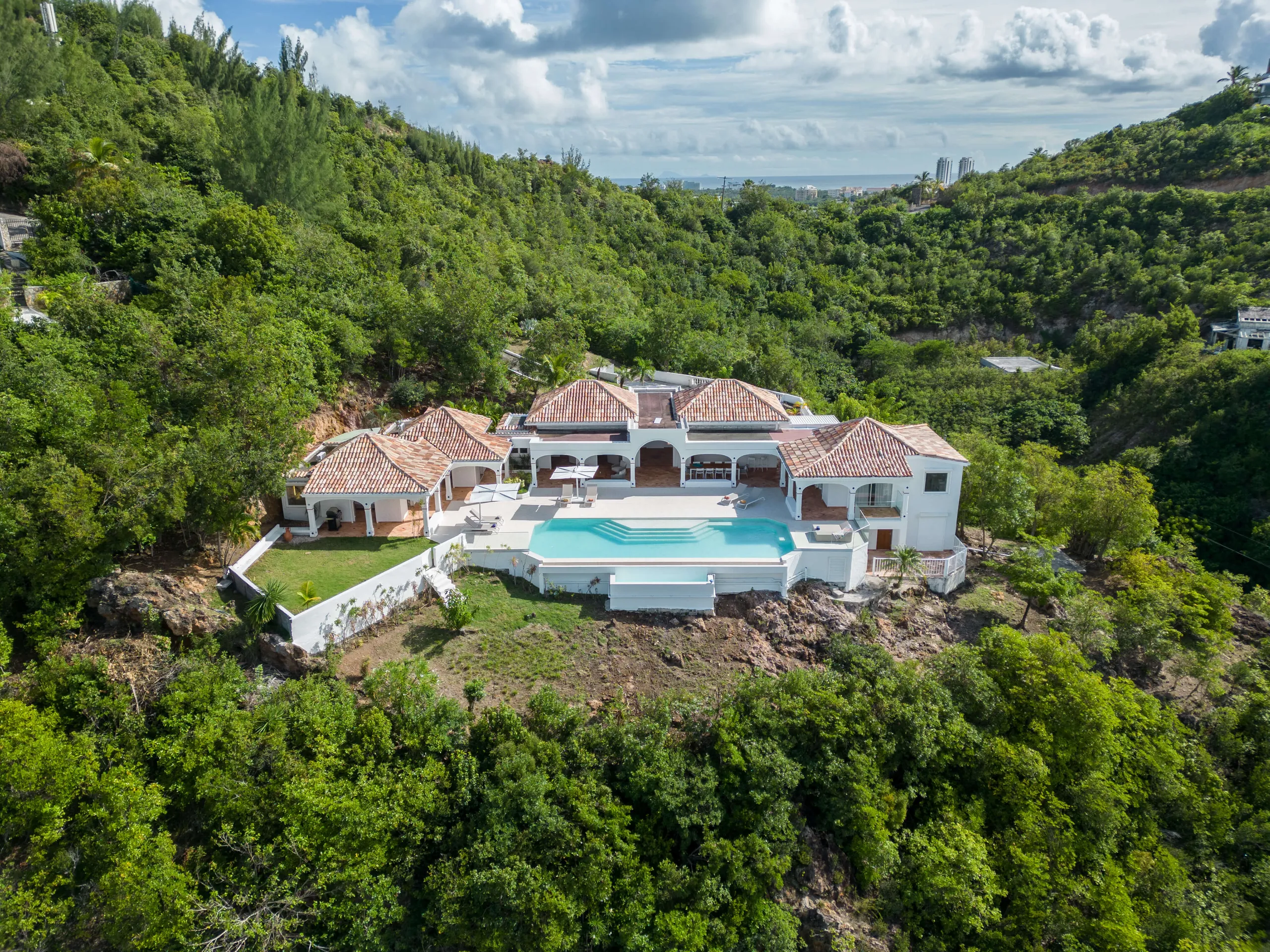 Stunning 5 Bedroom Caribbean Villa with Private Heated Infinity Pool, and Panoramic Ocean Views — photograph 5