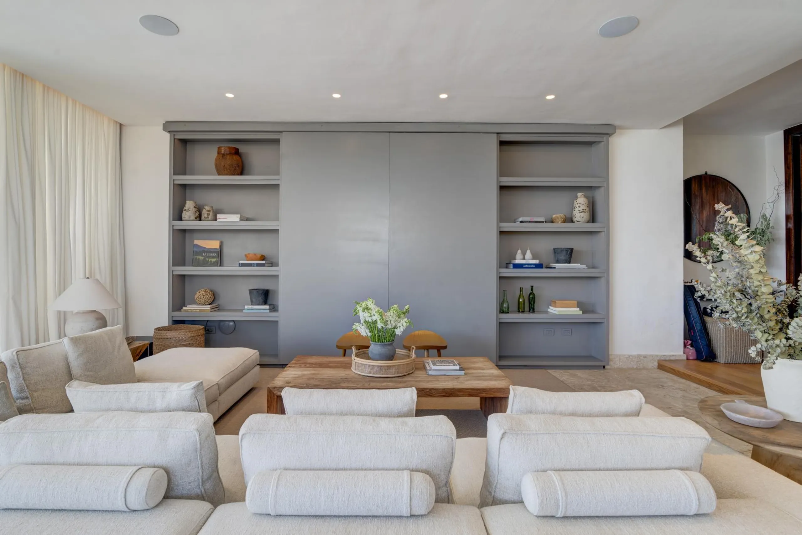 Plush and Inviting Oceanfront Villa with Two Private Pools — photograph 6