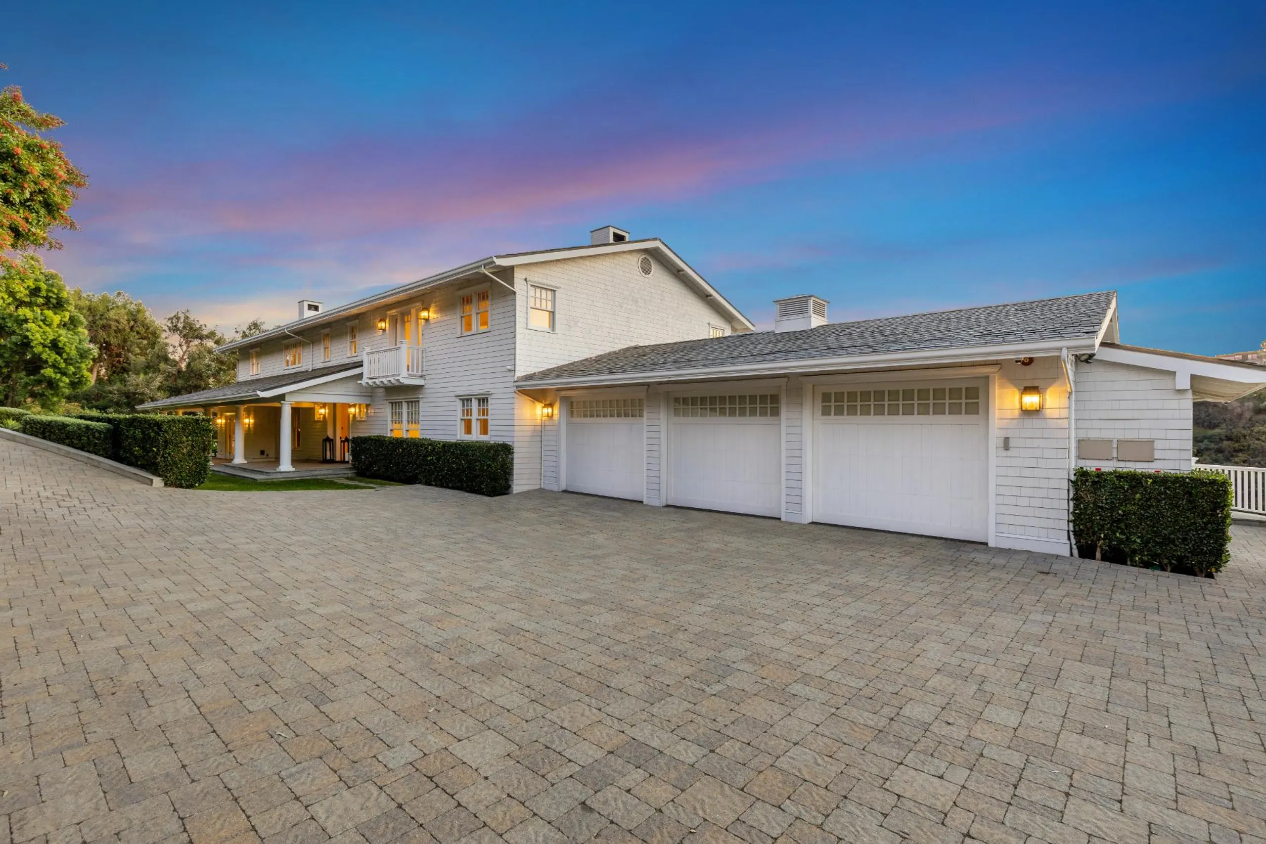 Magnificent Contemporary Villa with Private Pool and Garden Grounds — photograph 5