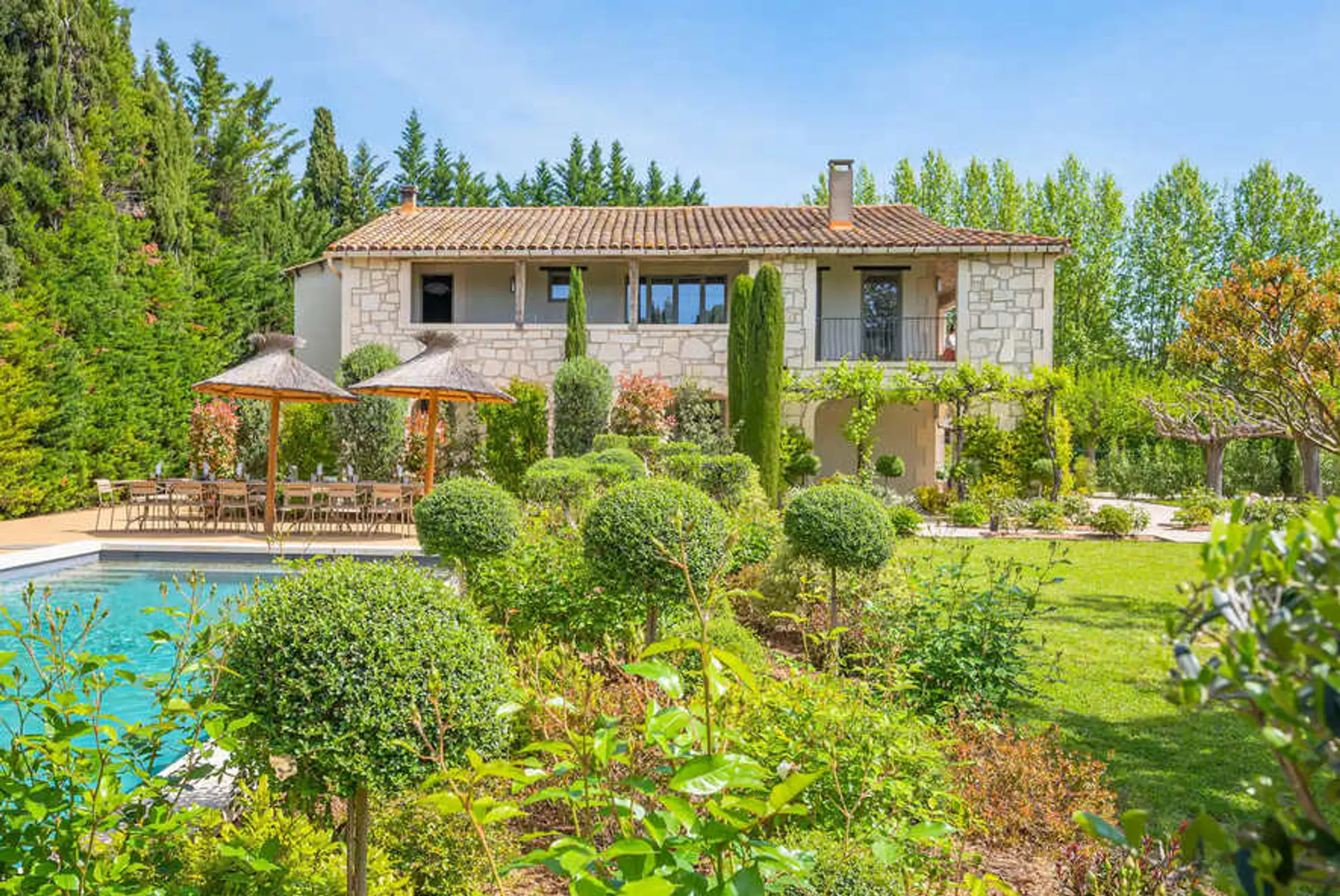 Deluxe Provençal Relaxation with Heated Pool — photograph 2
