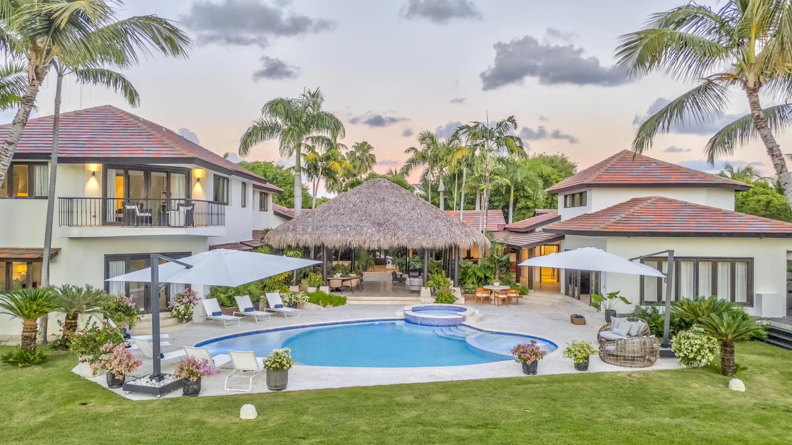 Stunning Lakeside Villa with Private Pool — photograph 3