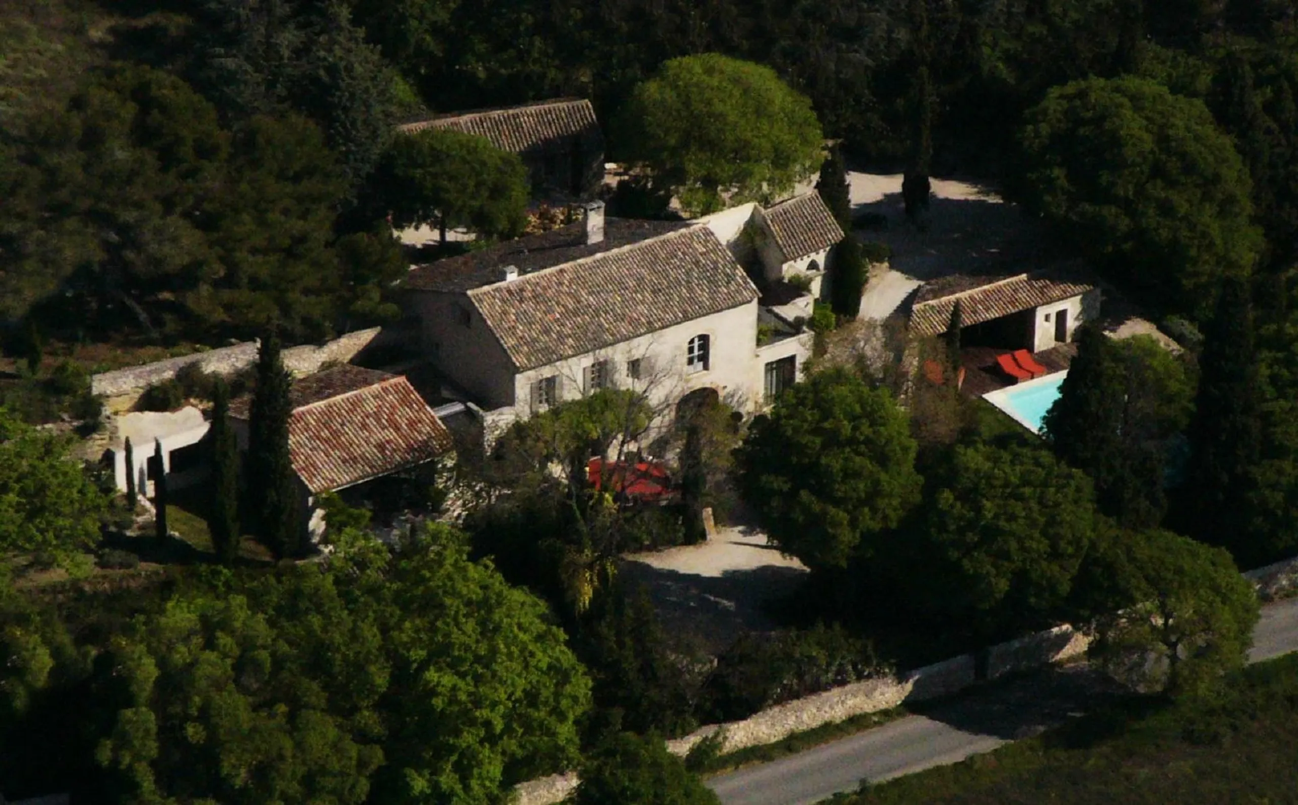 Artistic Luxury Retreat with Shaded Terraces, Heated Pool, and Panoramic Alpilles Views — photograph 3