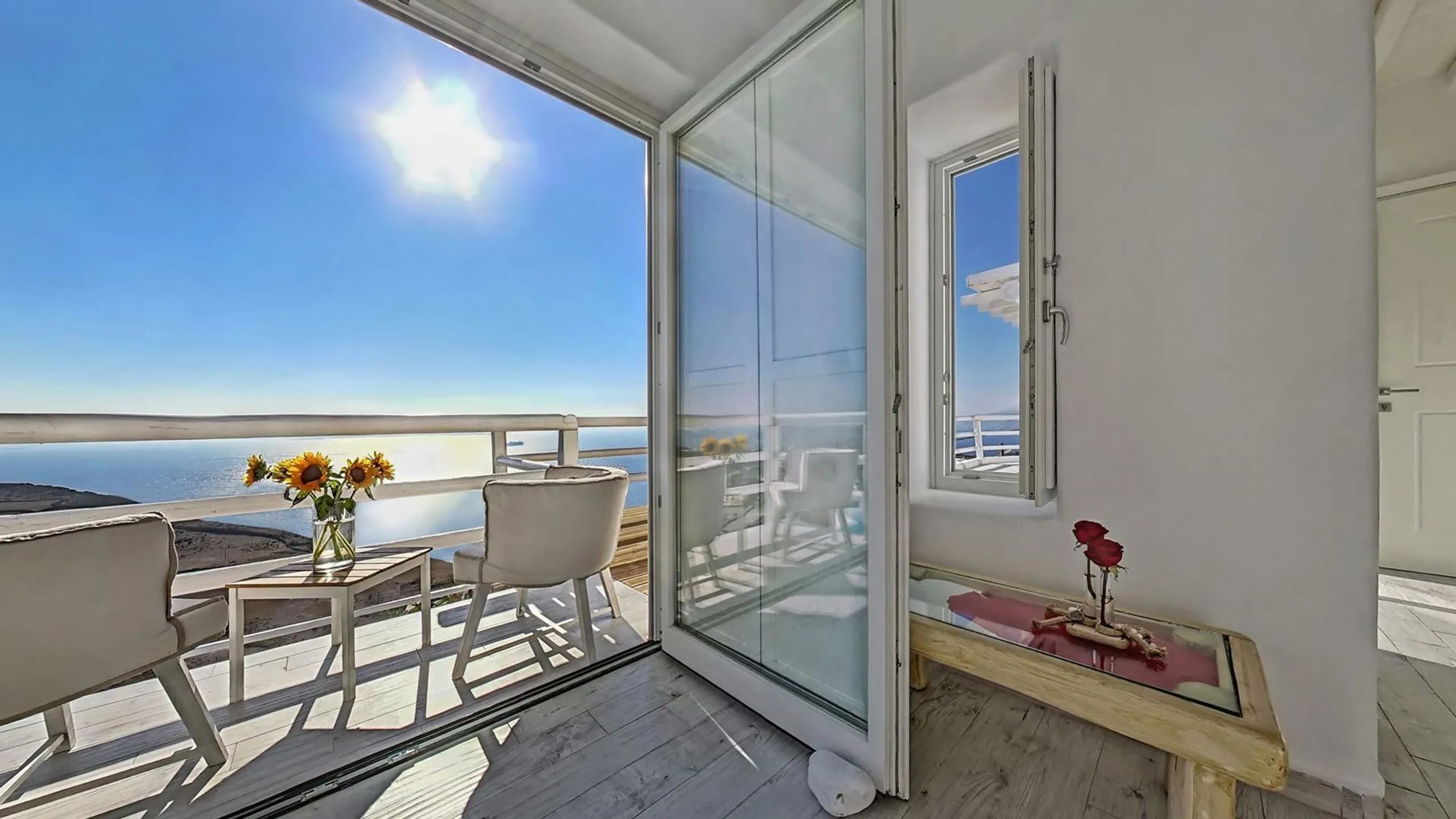 Luxurious Haven with Panoramic Views and Infinity Pool — photograph 12