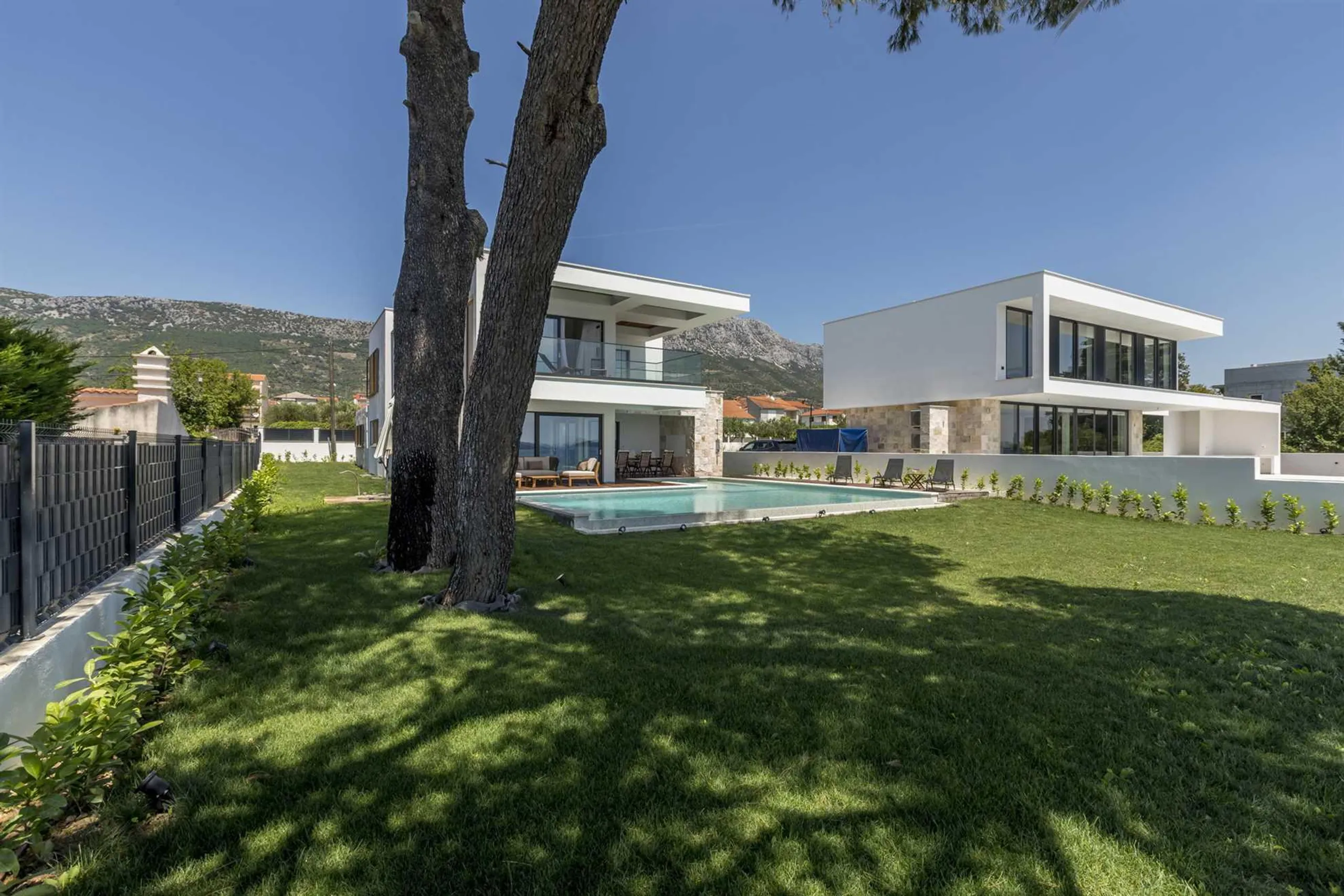 Gracefully Decorated 4-Bedroom Villa with Pool and Private Beach Access in Kastela — photograph 11