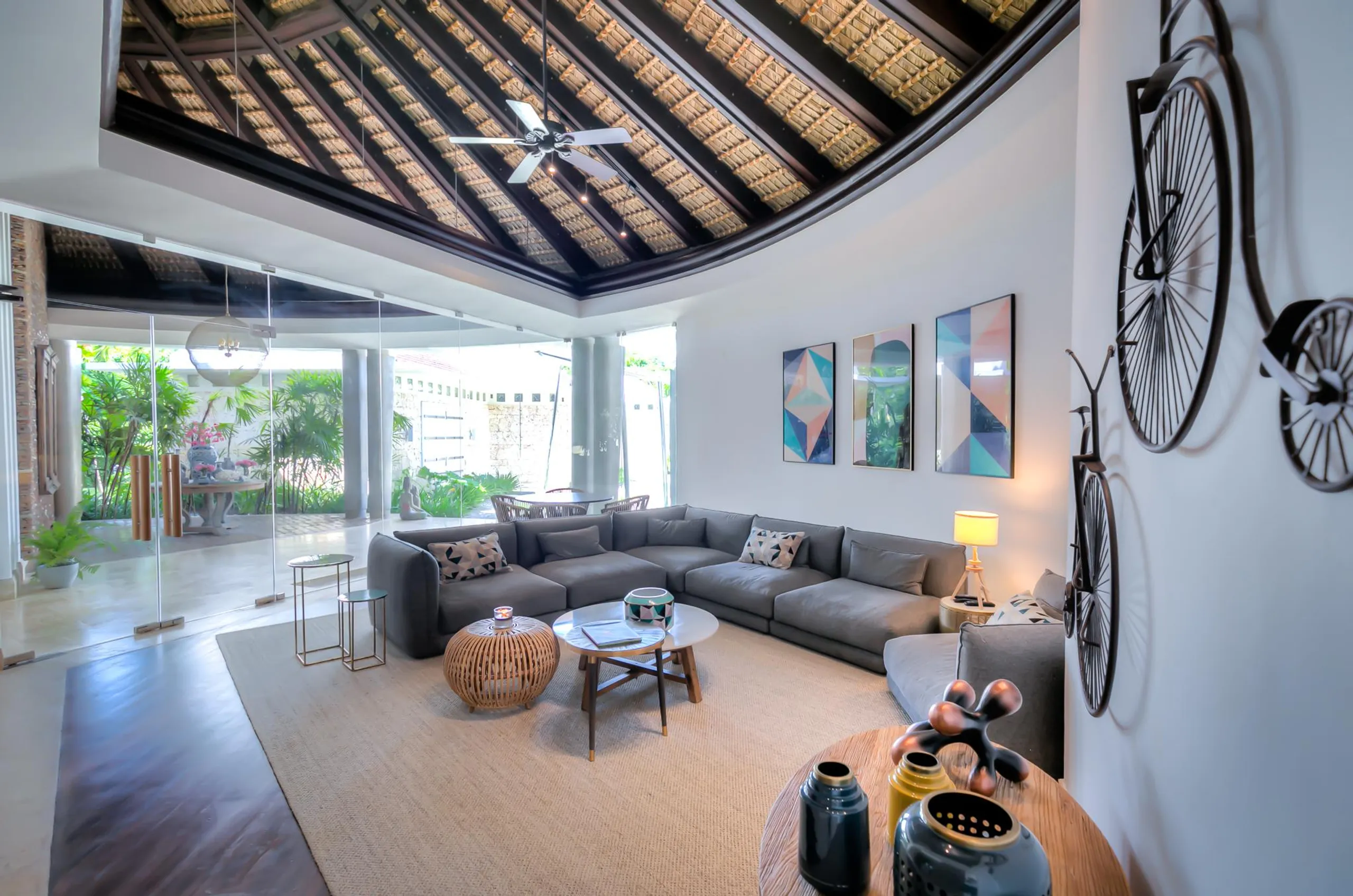 Chic Modern Tropical Villa with Private Pool and Fresh Ambiance — photograph 9
