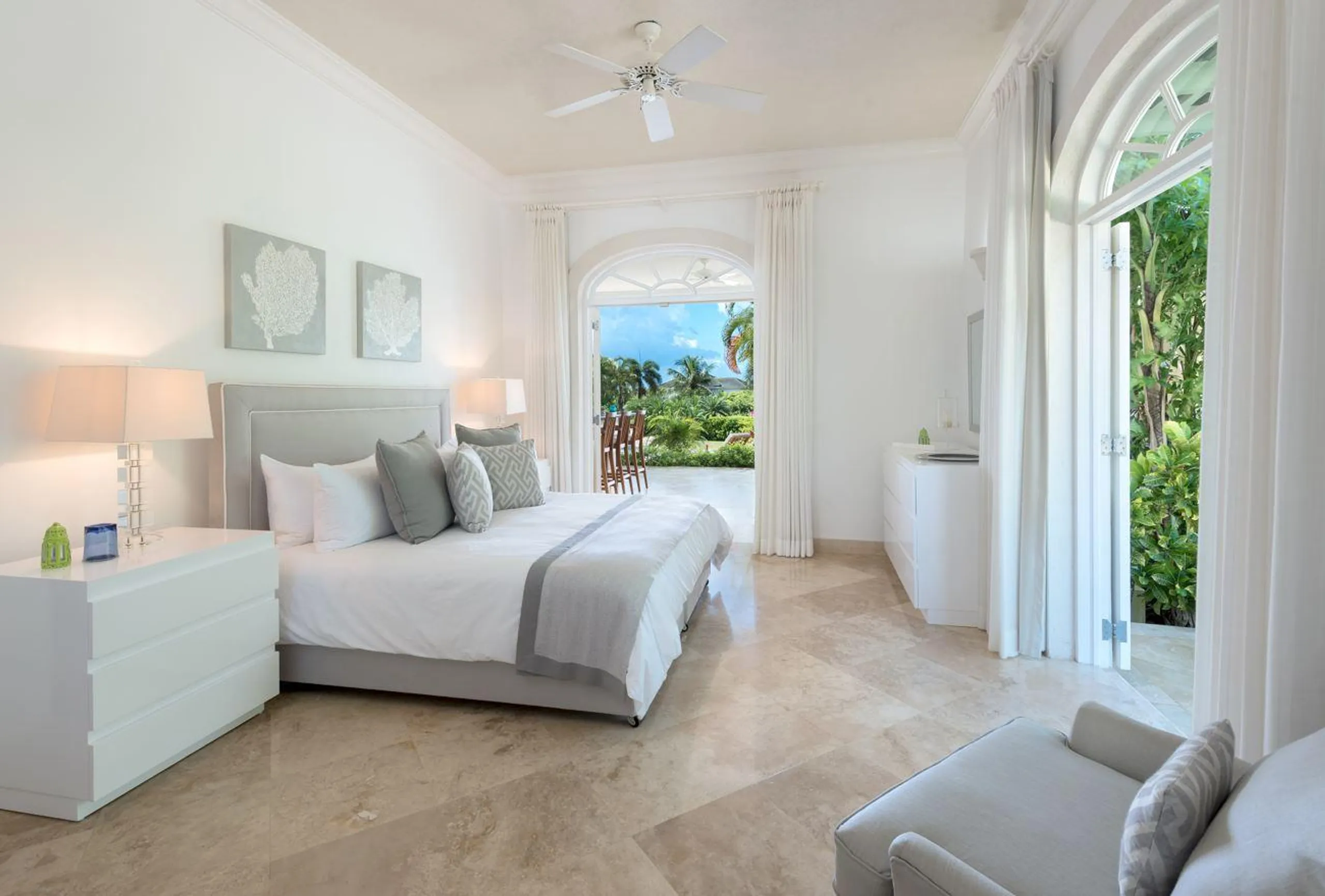 Gleaming 5-Bedroom Villa with Pool, Games Room, and Sea Views — photograph 9