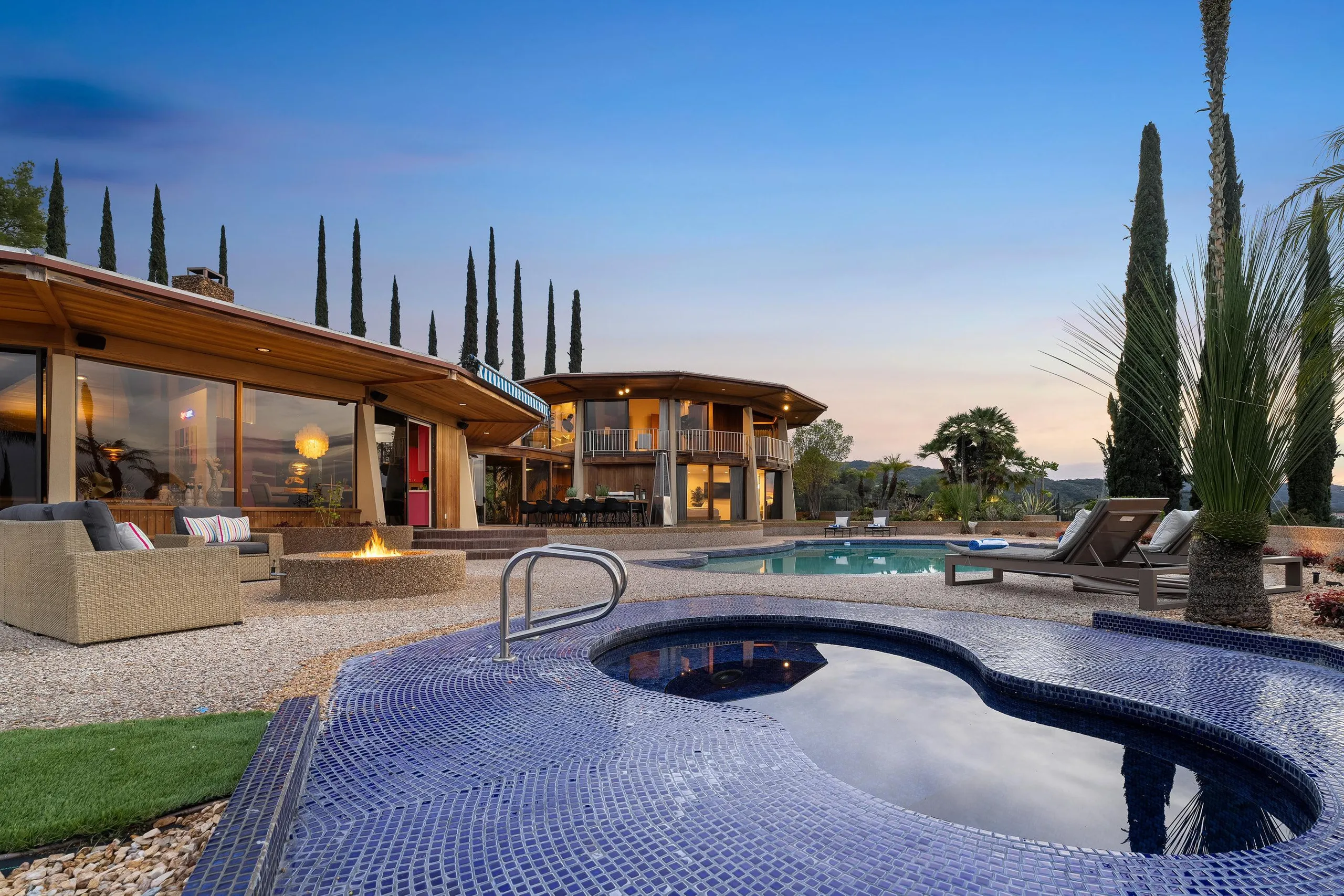 Incredible Mid-Century Architectural Sanctuary with Pool and Amazing Grounds — photograph 2
