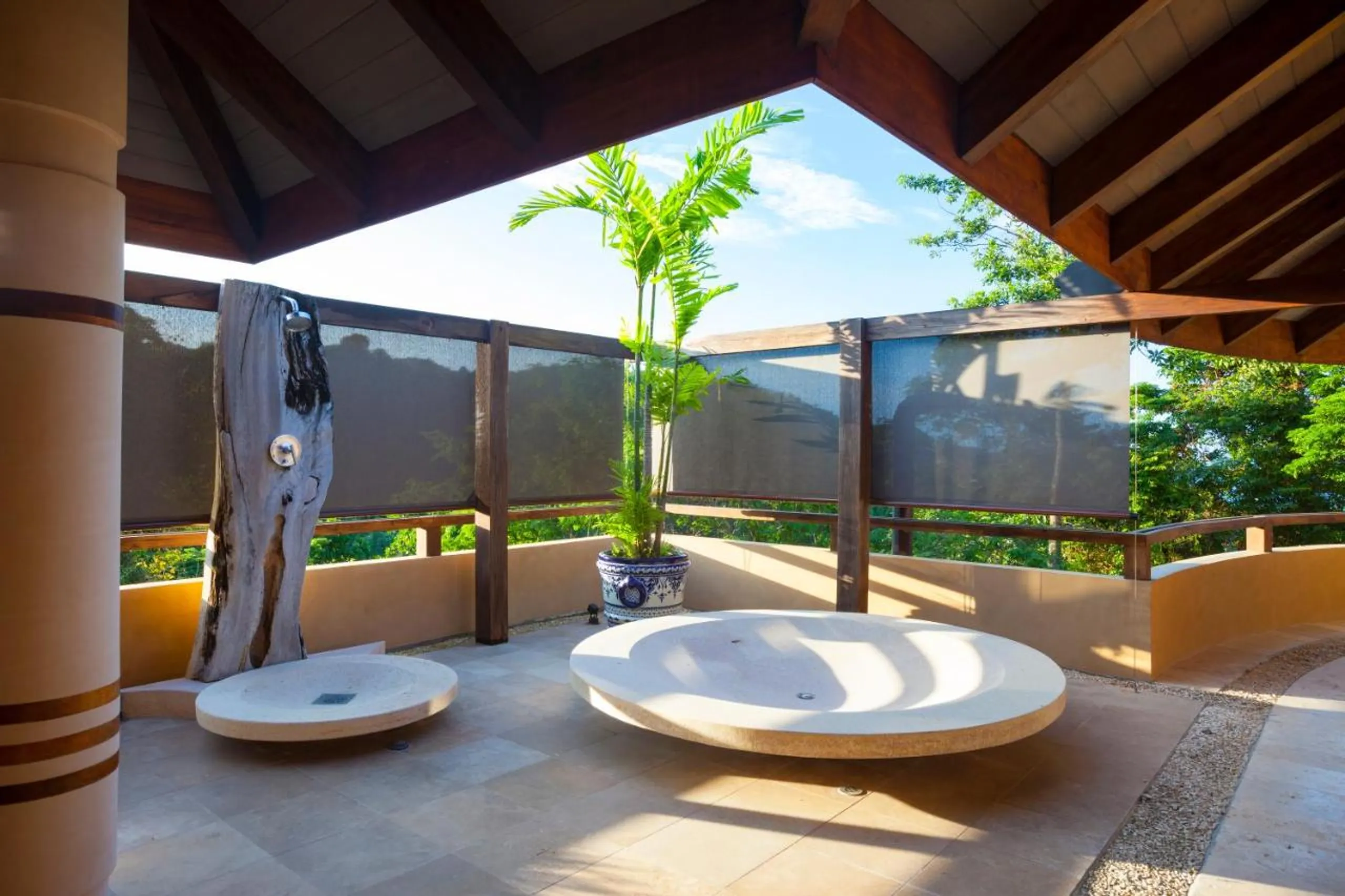 Elegantly Appointed Villa with Ocean-View Infinity Pool and Spacious Master Suites — photograph 12