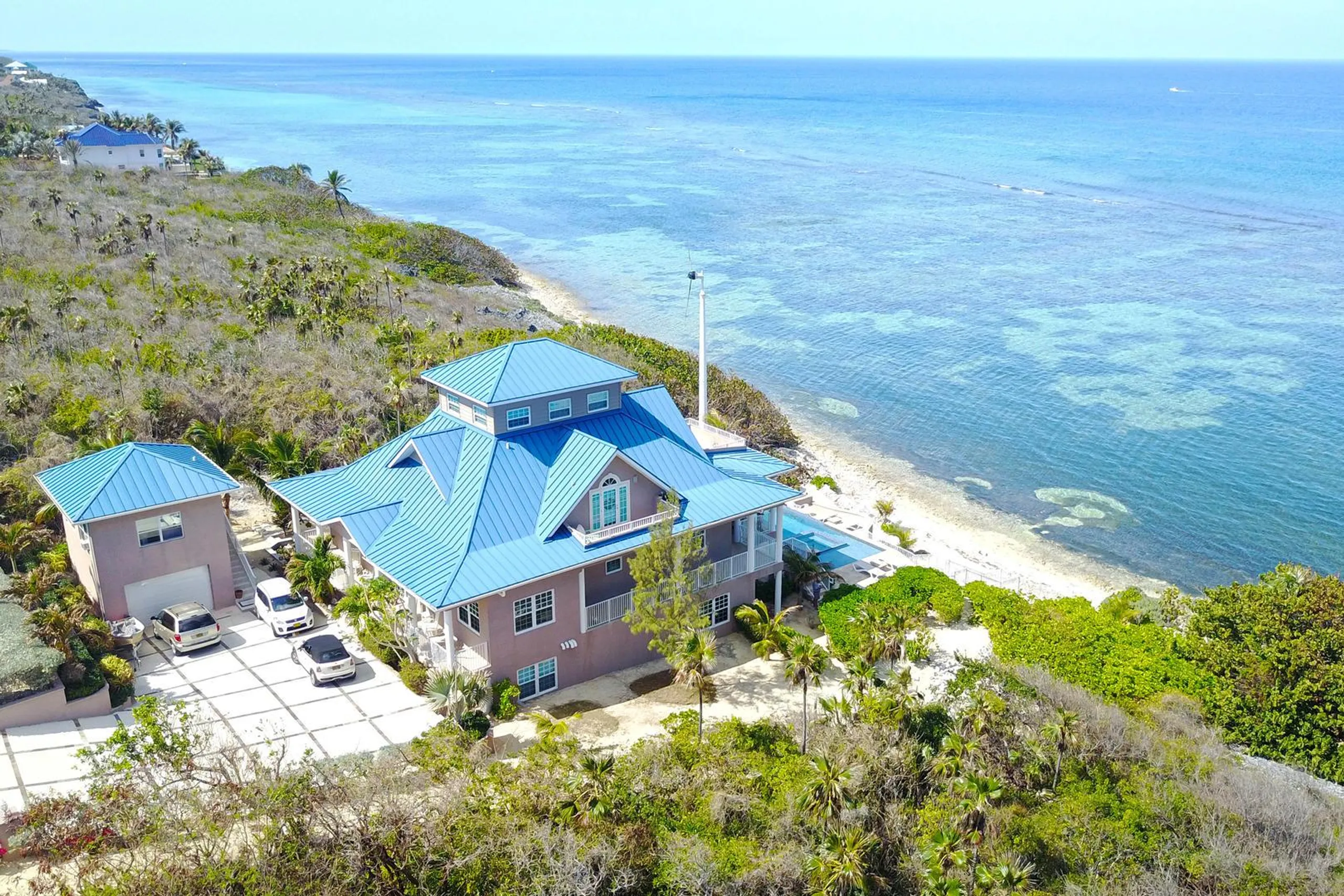 Grand Cayman Haven Estate with Private Infinity Pool and Ocean Views — photograph 3