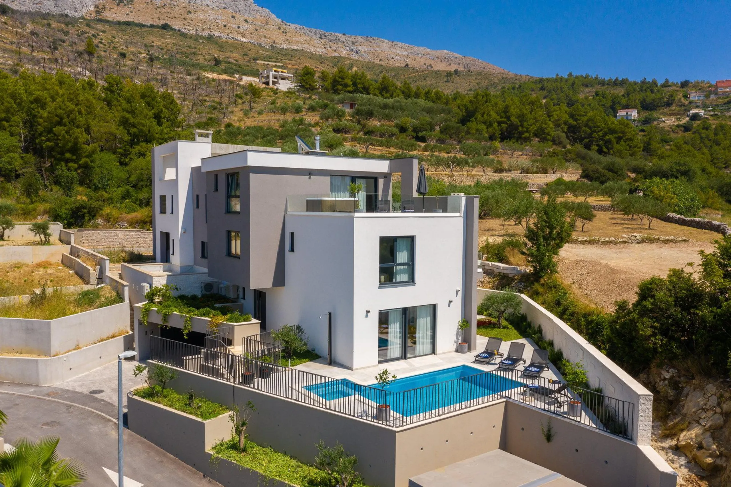 Alluring Contemporary Villa with Private Pool and Modern Kitchen, Podstrana