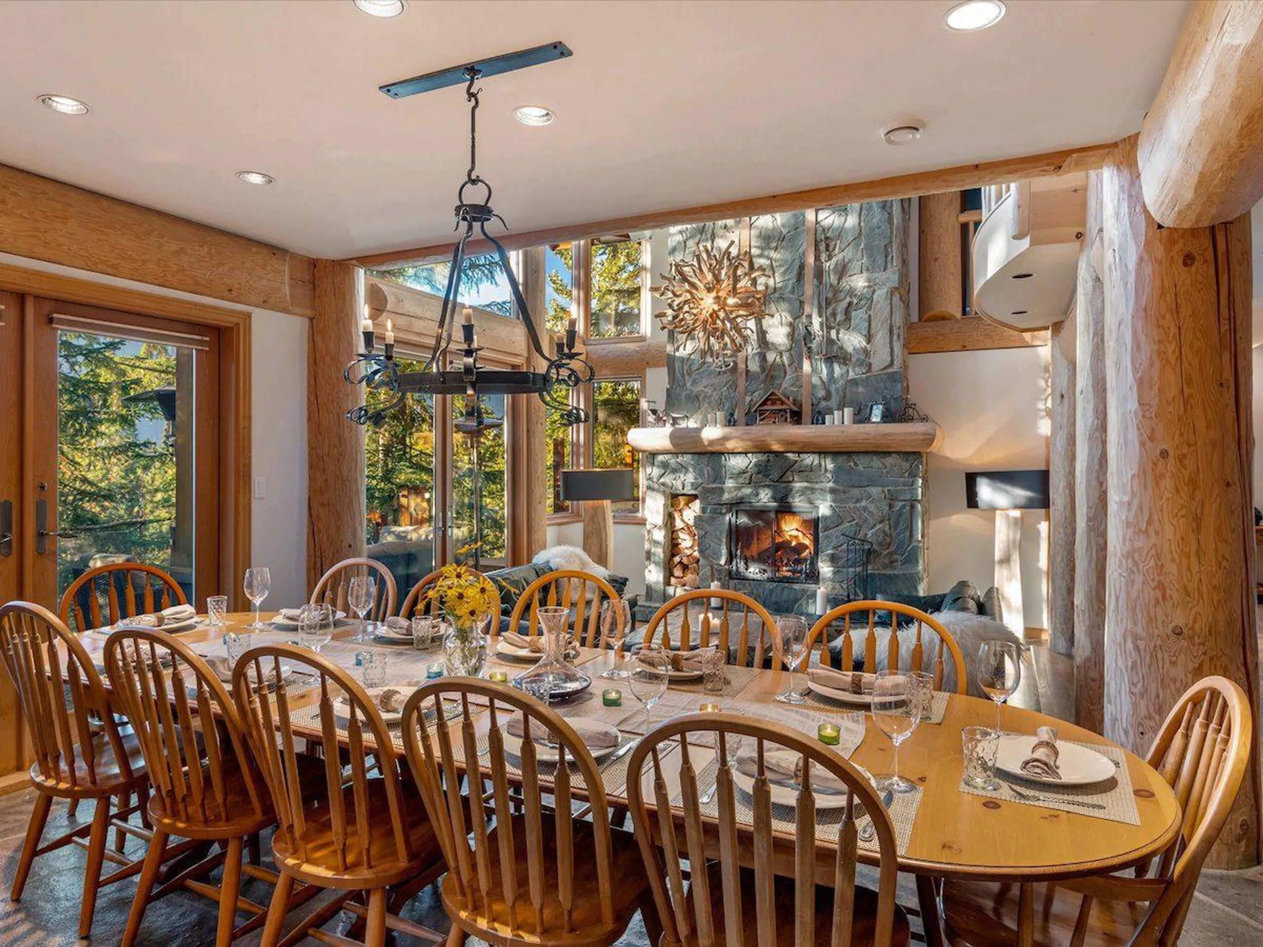 A High-End Retreat with Scenic Mountain Views, Lavish Pool, and Elegant Amenities VILLAWAY® — photograph 10