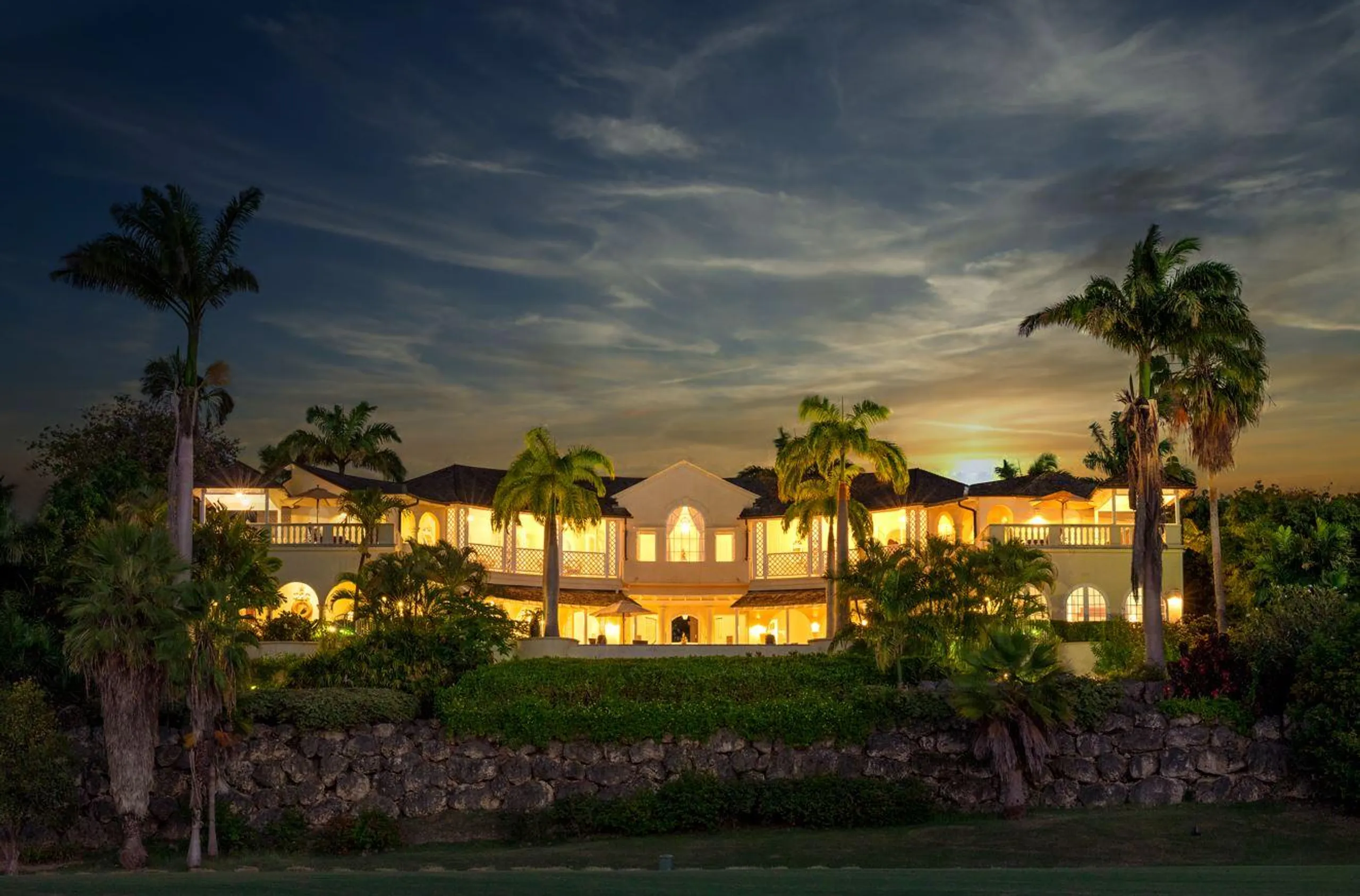 Breathtakingly Beautiful Villa with Wrap-Around Terrace Infinity Pool and Caribbean Sea Views — photograph 4