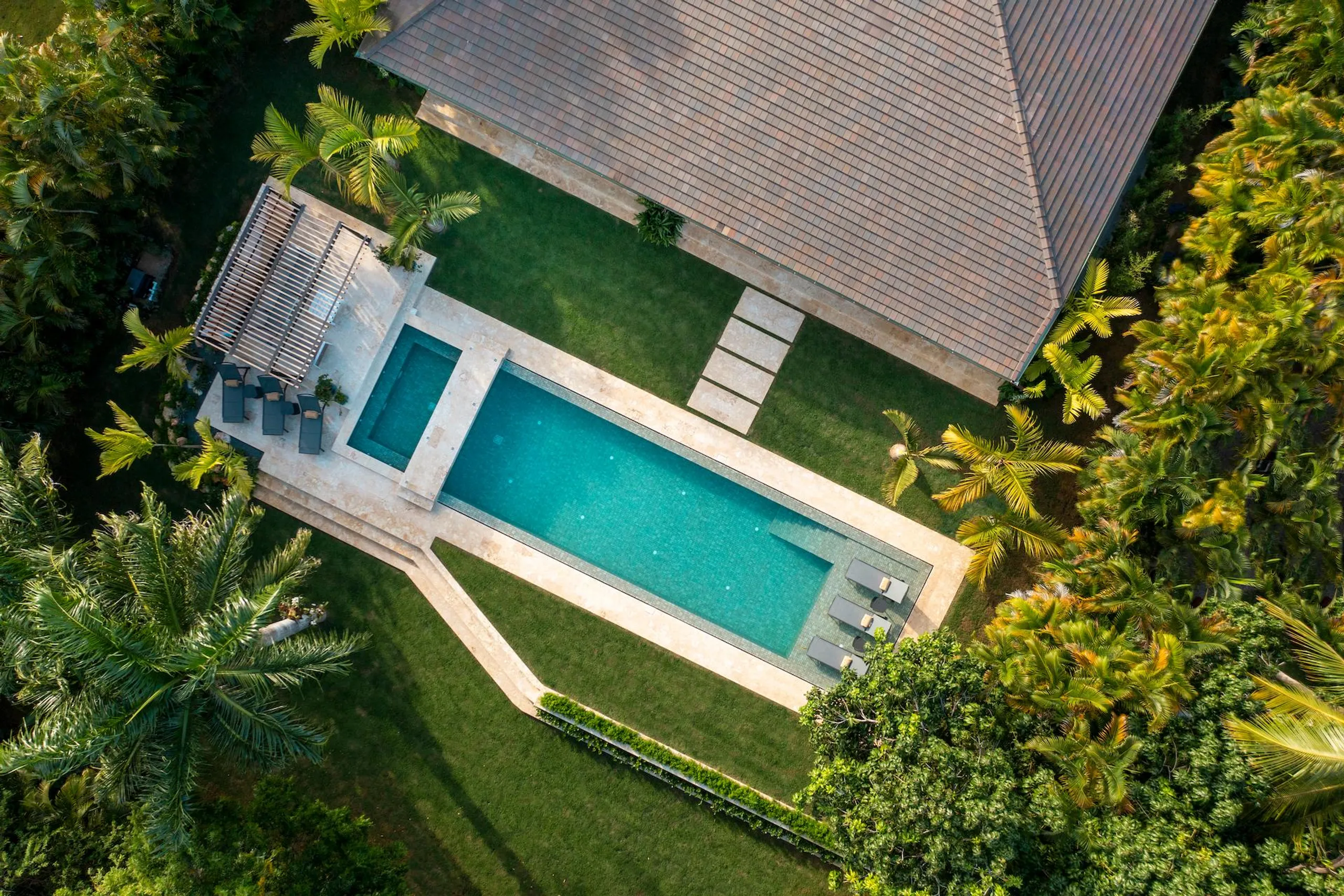 Relax in Style Panoramic Mountain View Villa — photograph 2